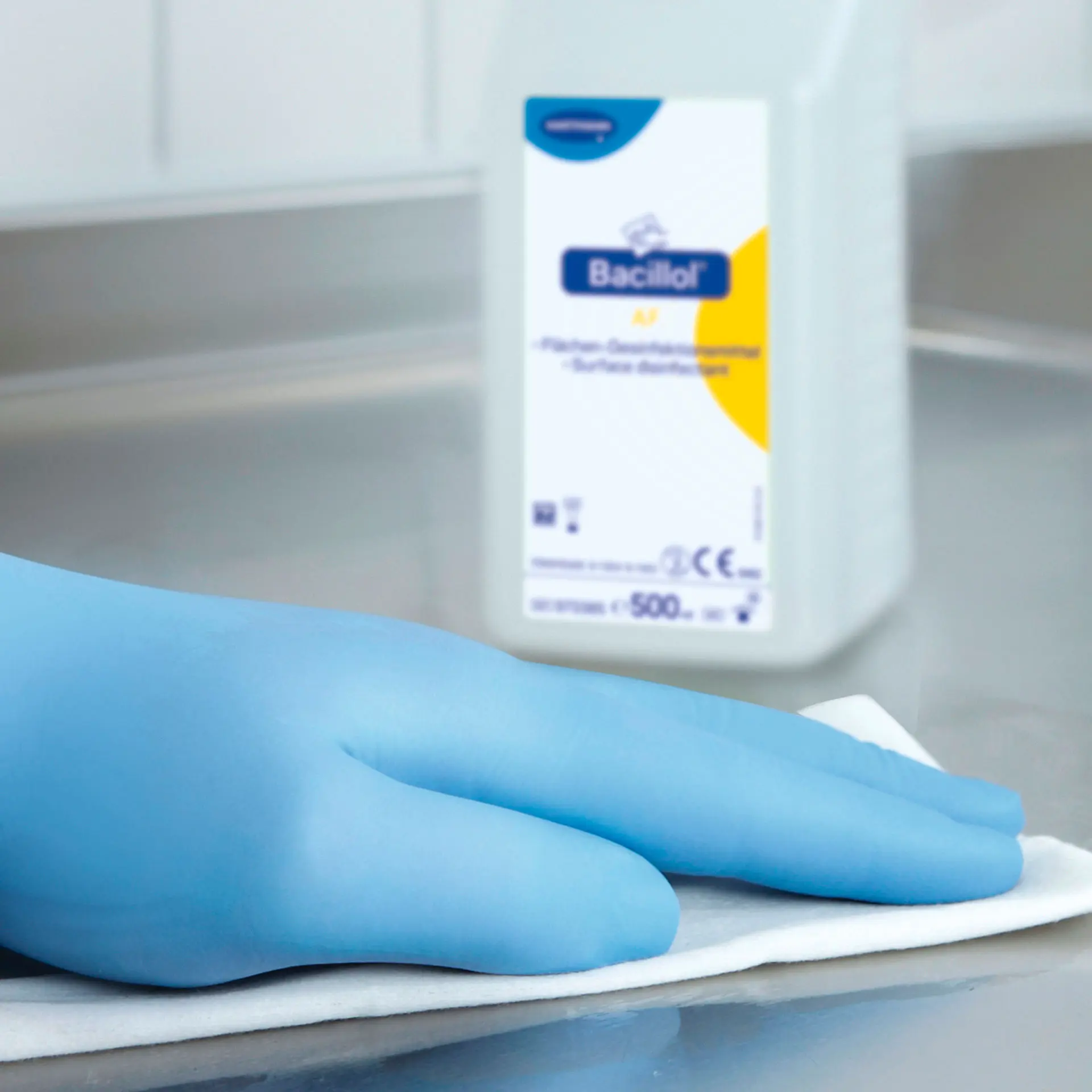 Bode Bacillol AF alkoholisches Schnell-Desinfektionsmittel von Bode-Chemie, Flächendesinfektion mit Einmaltuch und Schutzhandschuh auf Edelstahloberfläche