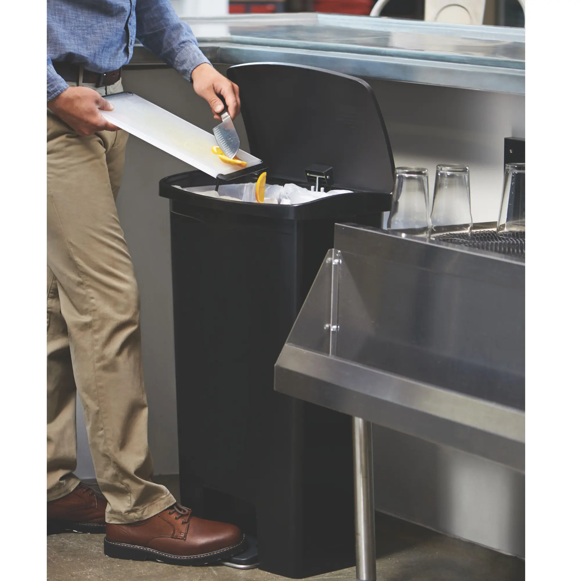 Rubbermaid Slim Jim Step on Abfallbehälter 68 Liter Front Step in Schwarz, hygienischer Tretmülleimer mit Fußpedal für professionelle Küchen und Gastronomie, leise schließender Deckel