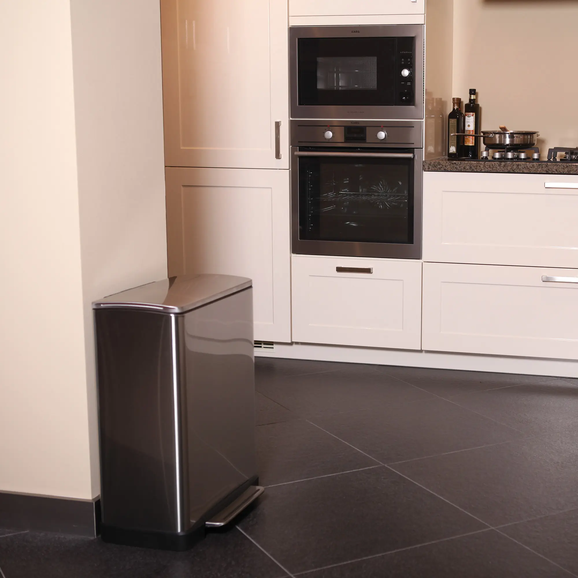 EKO E-Cube Tretmülleimer 50 Liter aus Edelstahl mit Pedal und geruchsdämmendem Deckel, ideal für die Küche, EKO