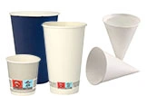 Pappbecher und Trinkbecher in verschiedenen Größen, runde und spitze Einwegbecher für kalte und warme Getränke, Bild mit mehreren weißen und einem blauen Becher