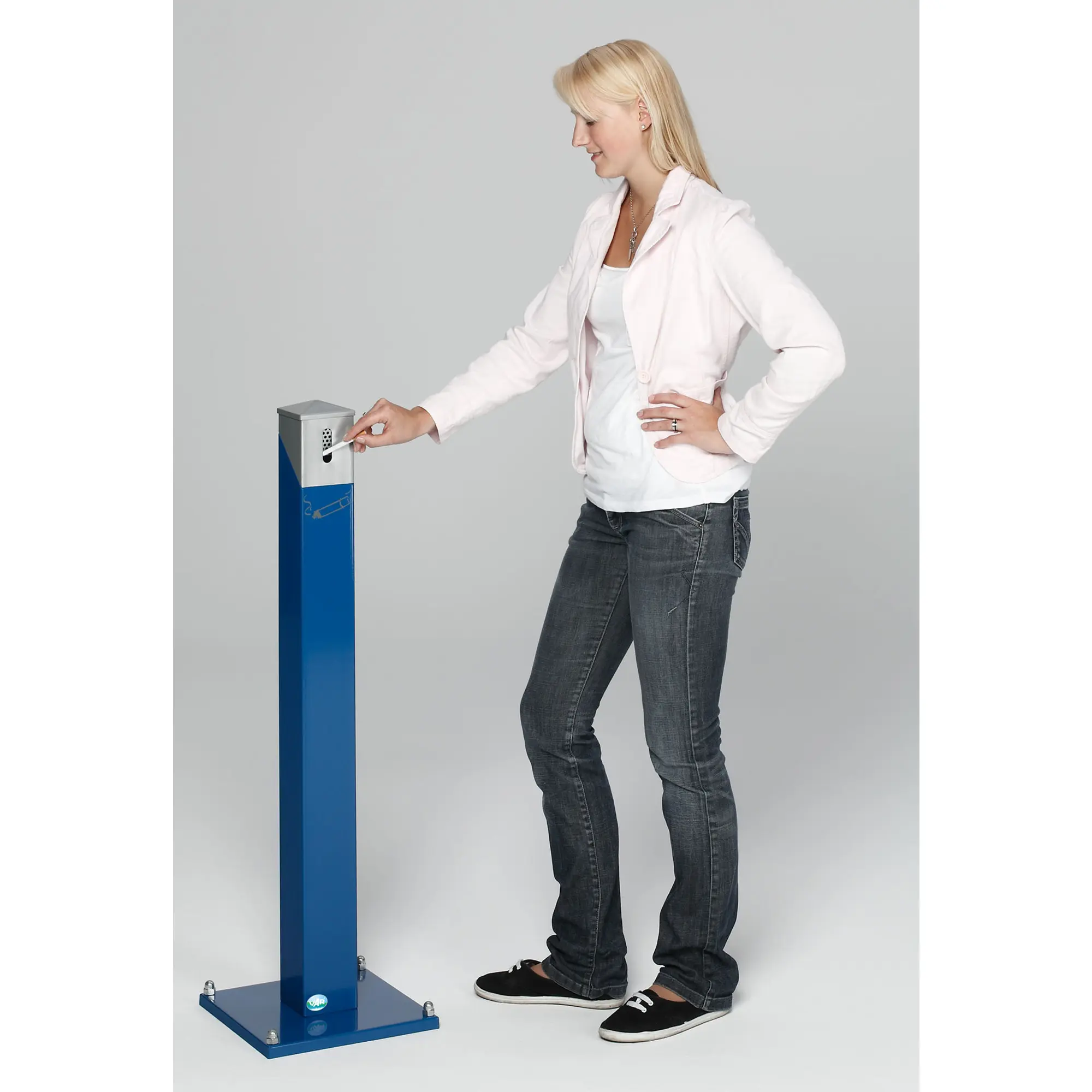 VAR Ascher-Standsäule SG 105 E eckig von VAR, blauer Stahl-Standascher mit perforiertem Abstreifblech und abnehmbarem Kopfteil, demonstriert von einer Person, Art.-Nr. SG105E