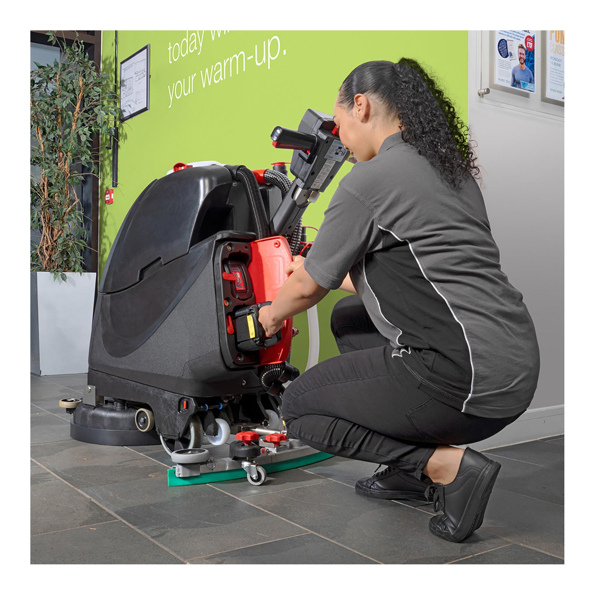 Numatic TTB3045NX-R Kompakt-Scheuersaugmaschine inkl. 2 Akkus und Ten-Tec Scheuerbürste