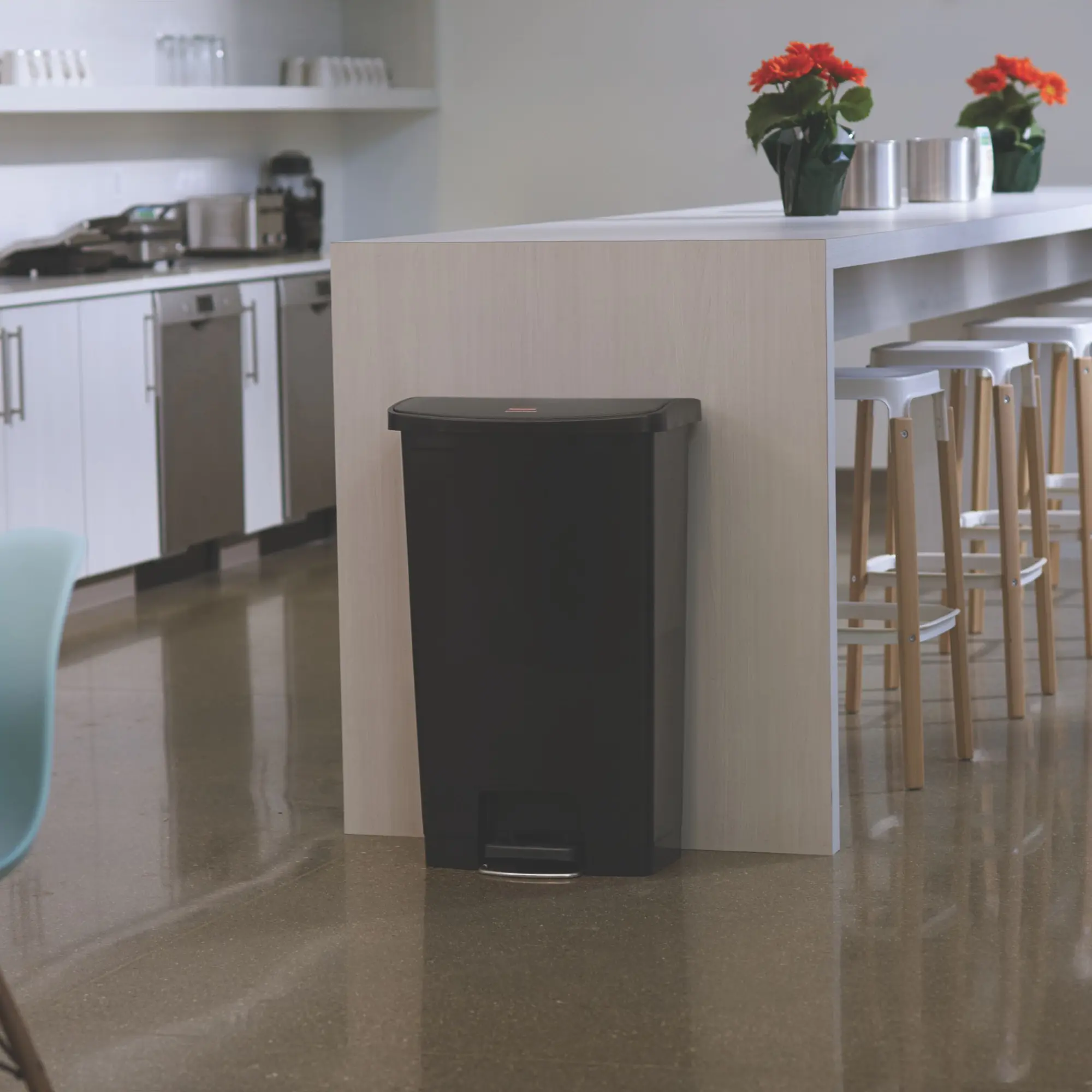Rubbermaid Slim Jim Step on Abfallbehälter 68 Liter Front Step, schwarzer Tretmülleimer mit leise schließendem Deckel und großem Fußpedal in moderner Küche