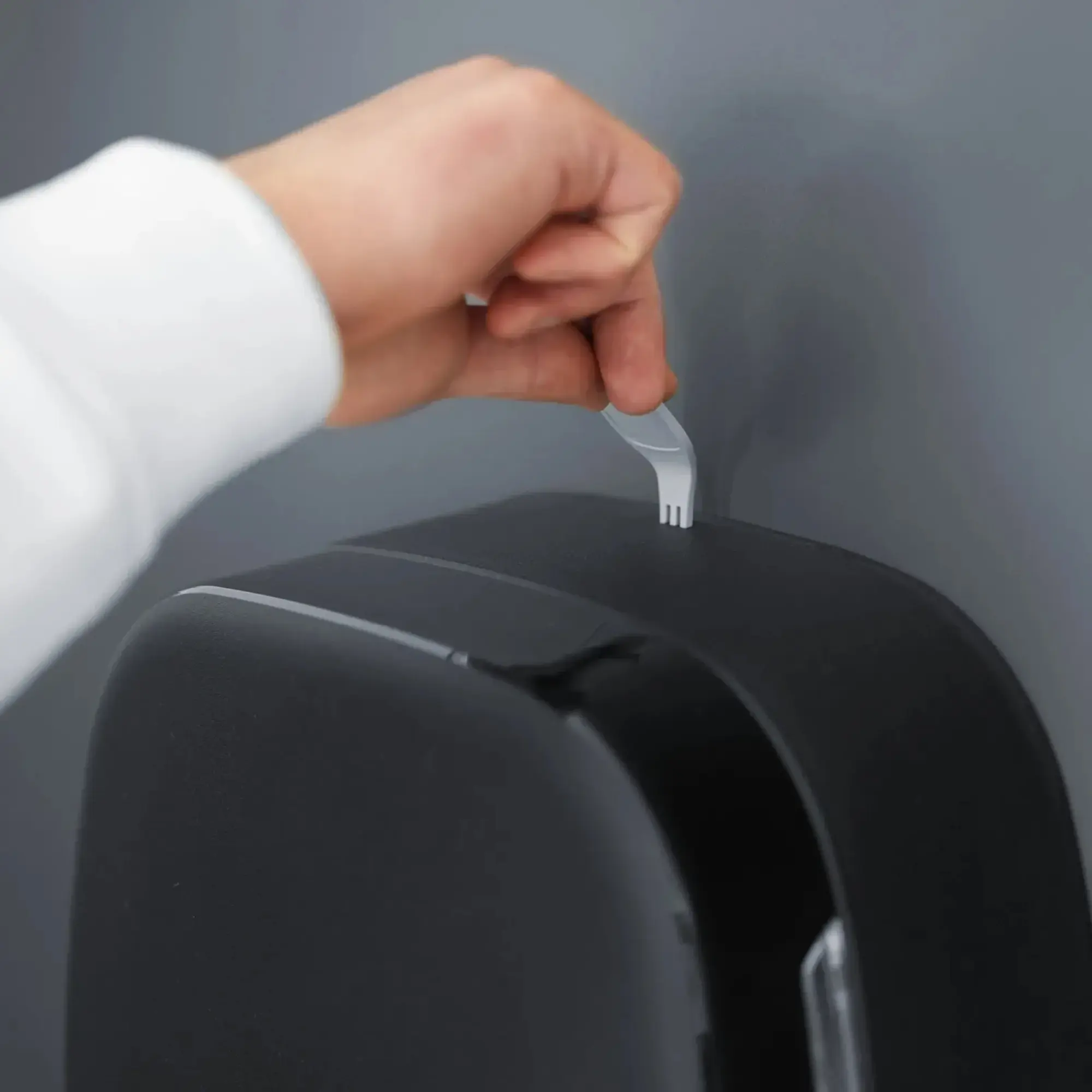 SEMYtop Jumbo Toilettenpapierspender bis Ø25 cm aus ABS-Kunststoff, schwarze Ausführung, komfortable Öffnung per Bedienhebel an der Oberseite