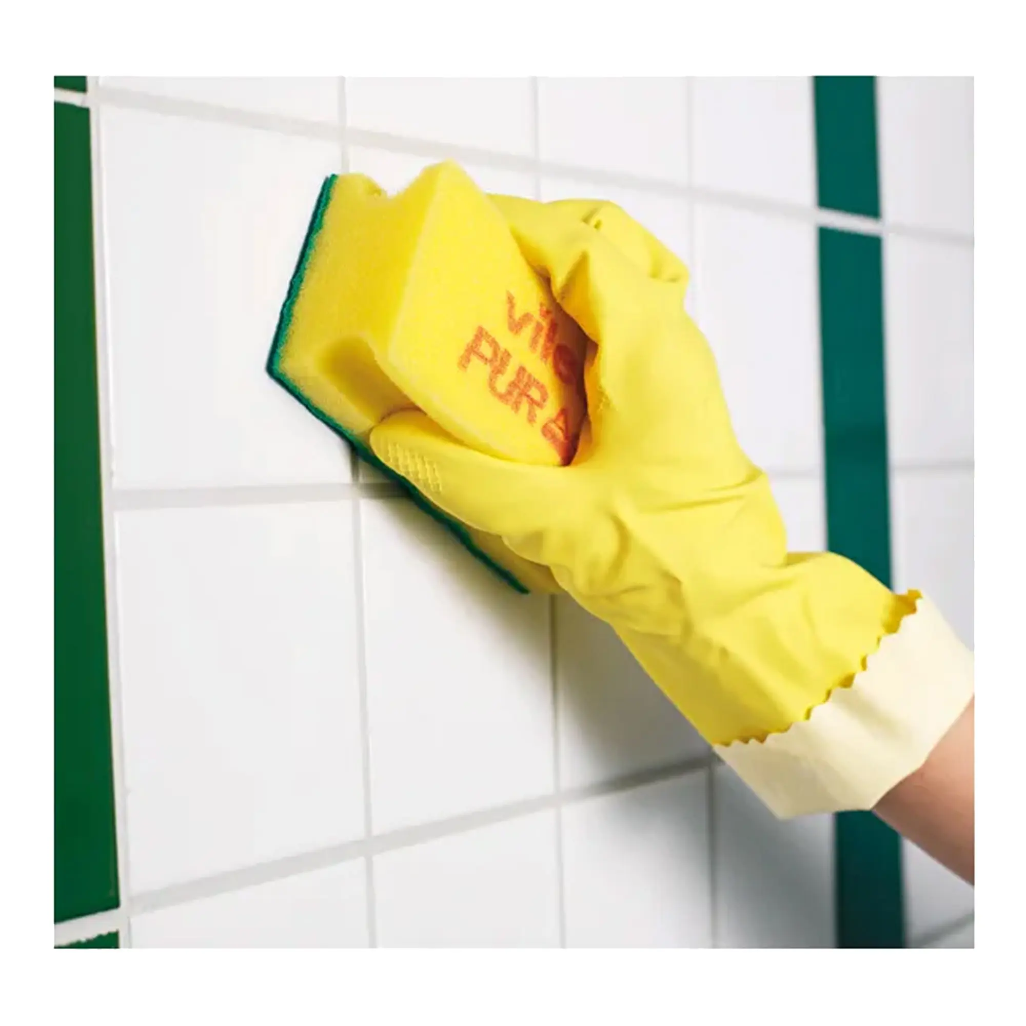 Vileda Putzschwamm Pur Active, 1 Stück von Vileda beim Reinigen von weißen Fliesen mit gelbem Gummihandschuh für schonende, kratzfreie Sauberkeit auf Hartoberflächen