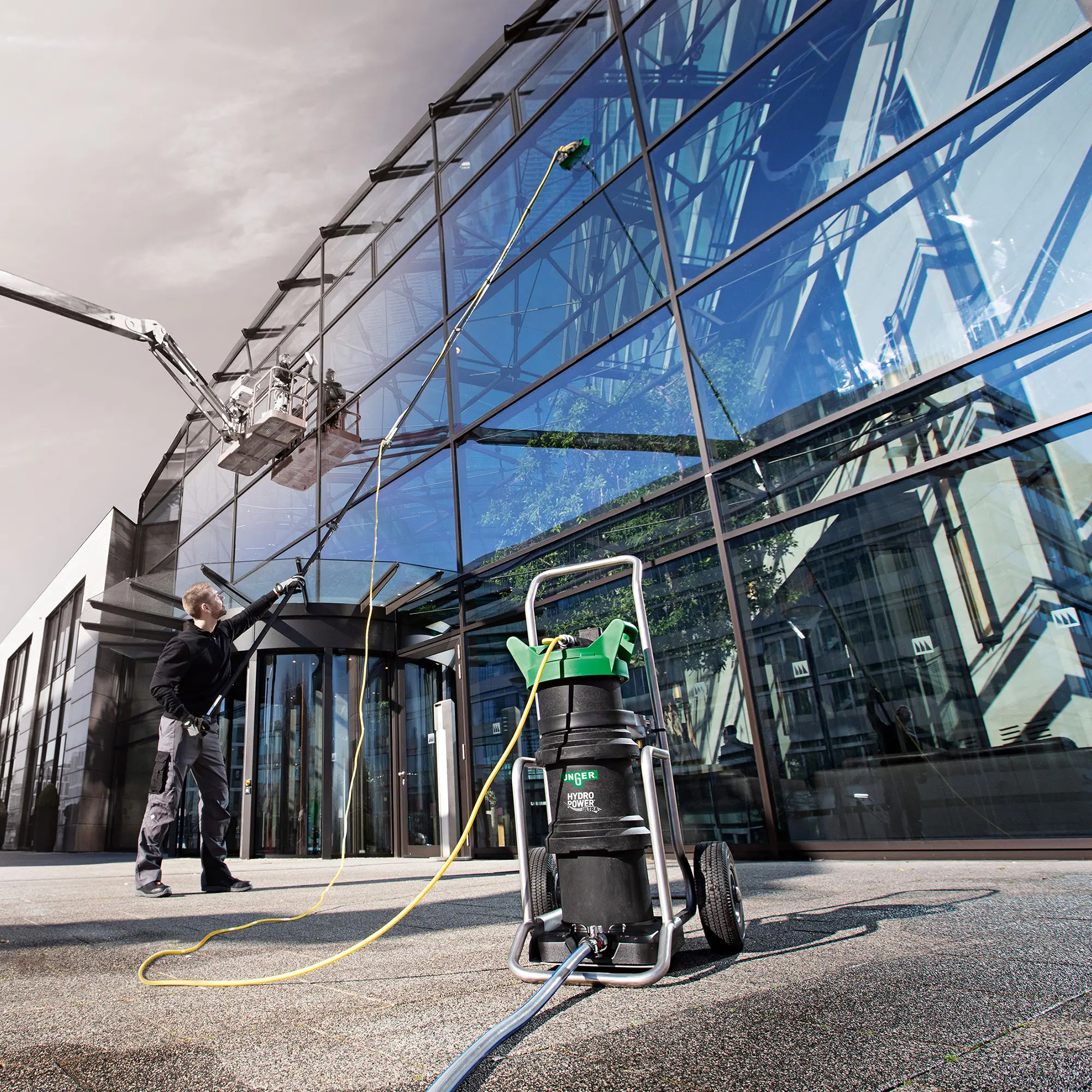 Unger HydroPower Ultra DI-Reinwasser-Filter von Unger als mobiles DI-Reinwassersystem mit Filtertank und Fahrgestell für professionelle Glas- und Gebäudereinigung