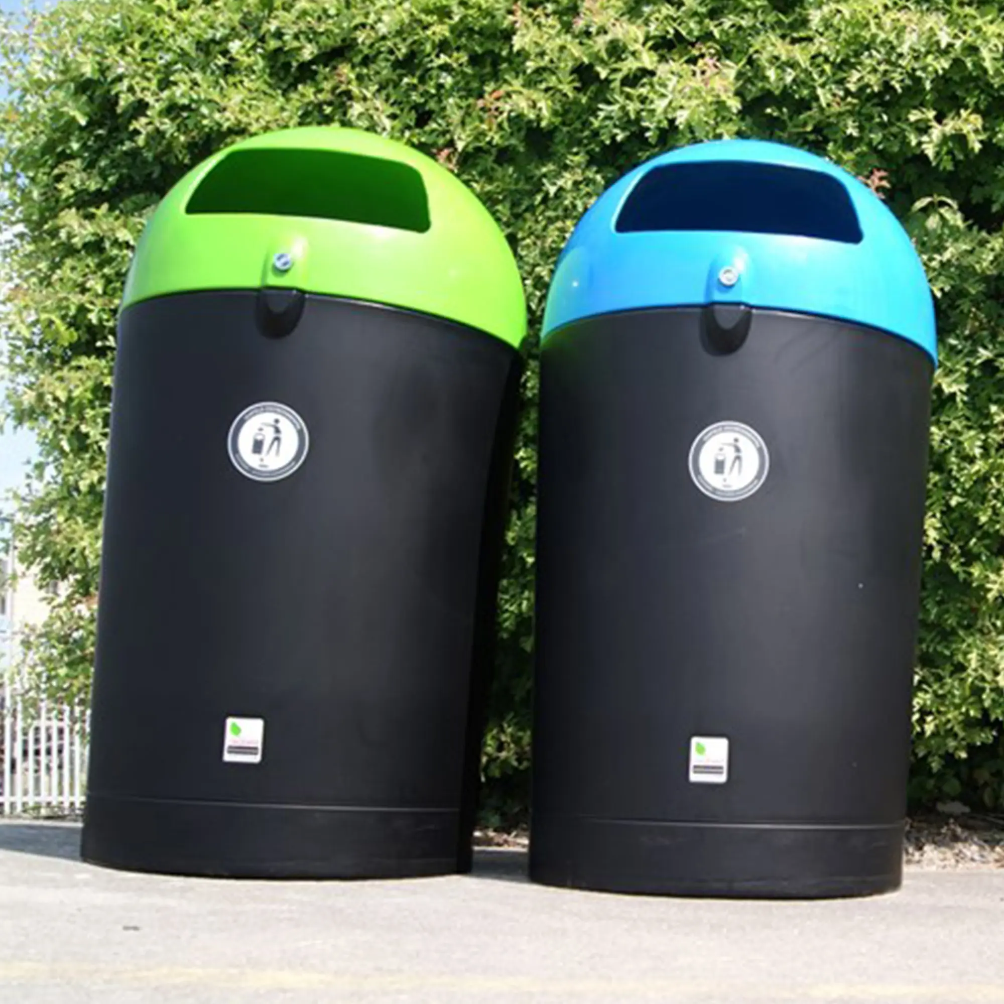 Vepa Bins Metro Dome Abfallbehälter 100 Liter mit 2 Einwurföffnungen, robuste schwarze Behälter mit farbigen Deckeln für die Abfallentsorgung im Außenbereich