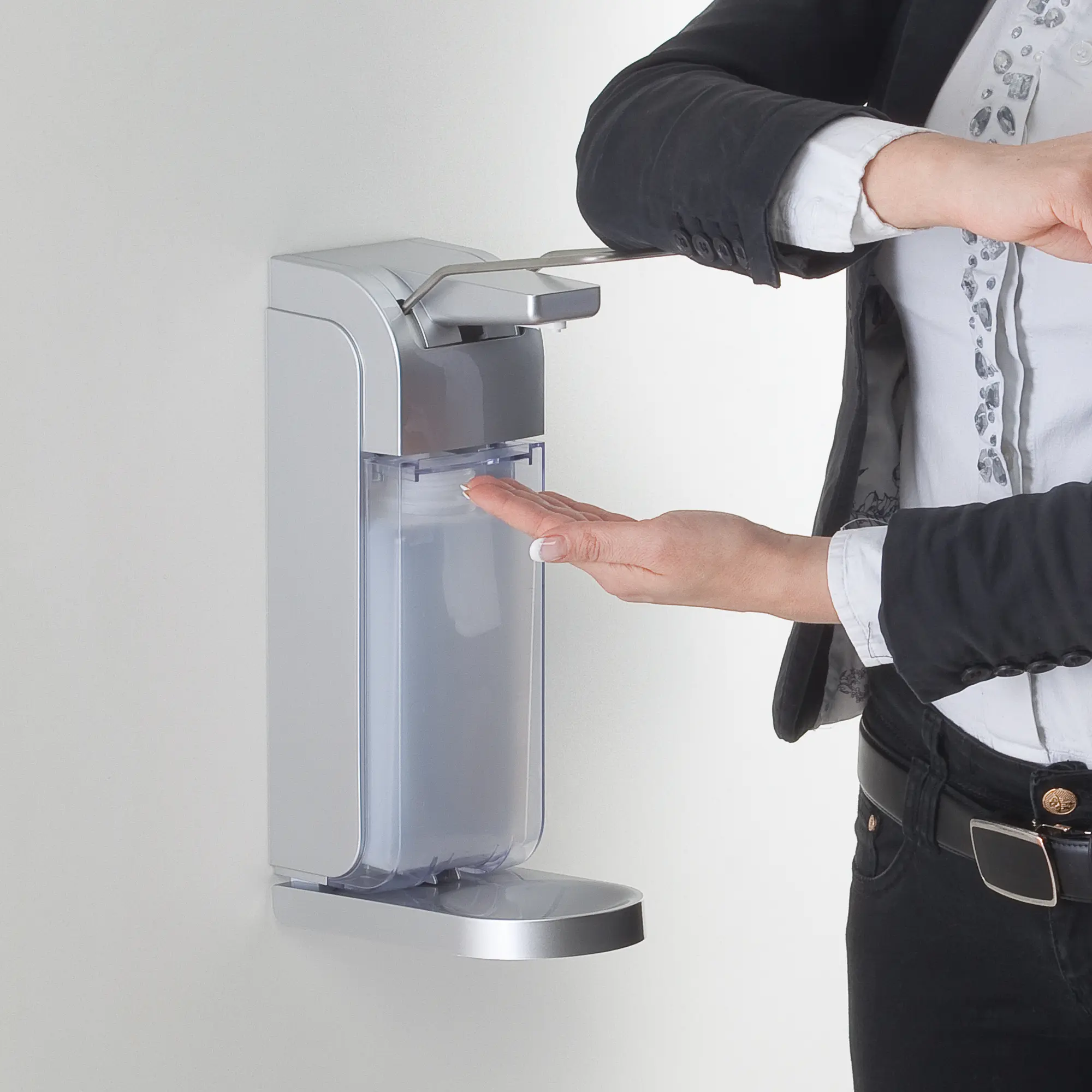 Armhebelspender Universal 500 ml/1000 ml Kunststoff von JM Metzger, Wand-Dosierspender mit Edelstahlarmhebel und klappbarer Abtropfschale für 500 ml und 1000 ml Euro-Flaschen