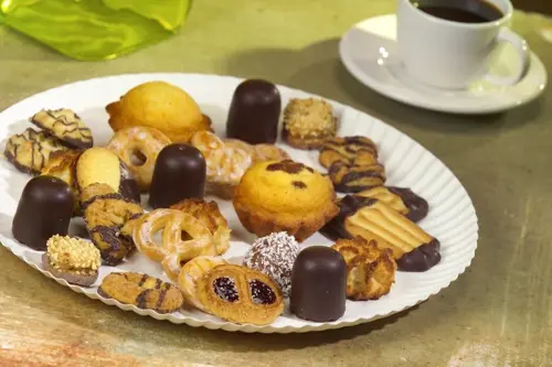 PAPSTAR Teller, Pappe "pure" rund Ø 32 cm, weiß, aus 100 % Frischfaserkarton, nachhaltig und lebensmittelecht, mit Gebäck angerichtet, FSC-zertifiziert