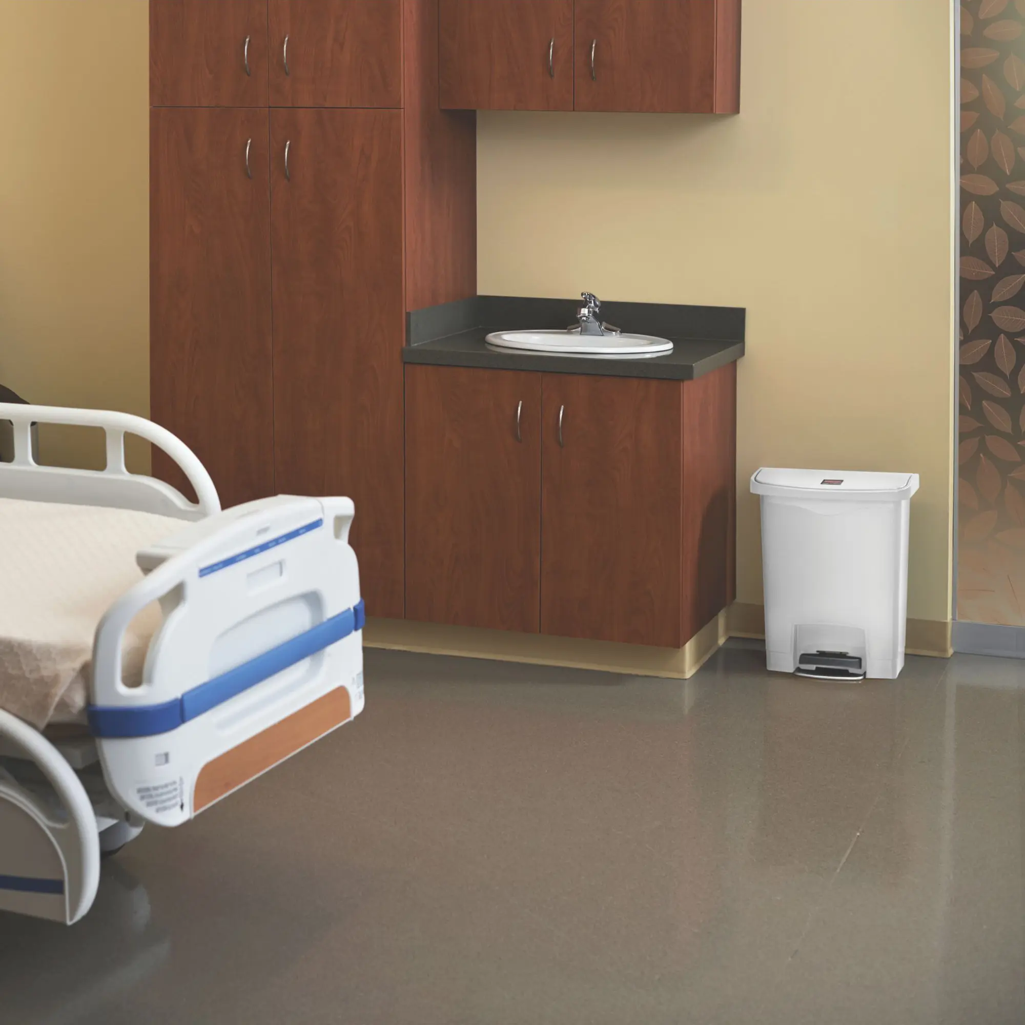 Rubbermaid Slim Jim Step on Abfallbehälter 30 Liter Front Step, weißer Tretmülleimer mit stabilem Frontpedal und geräuscharm schließendem Deckel