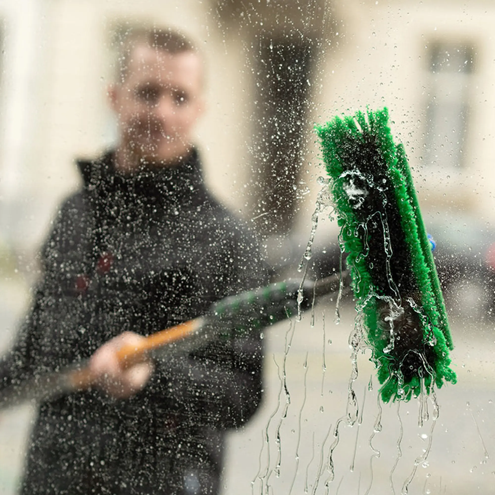 Unger nLITE Power Bürste komplett grün von Unger im Einsatz zur schnellen, präzisen Glasreinigung mit Swivel-Funktion und hoher Reinigungsleistung