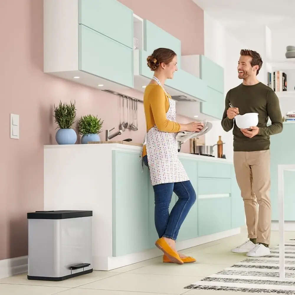 Hailo Öko trio Plus L 3x9 Liter Tretmülltrenner von Hailo mit drei Inneneimern für Mülltrennung in moderner Küche, Bildname hailo-oeko-trio-plus-l-3x9-liter-tretmuelltrenner