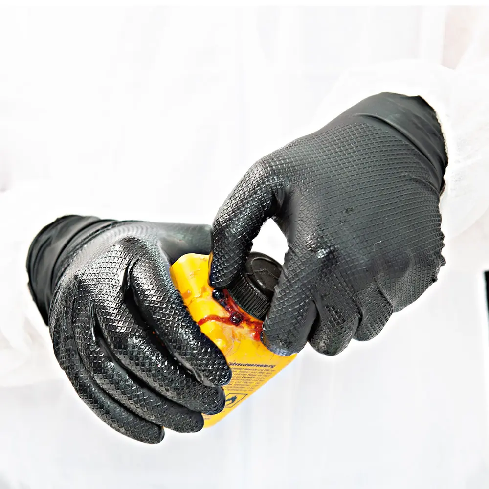 Hygostar Power Grip Nitrilhandschuhe schwarz puderfrei, VE 500 Stück – schwarze, strukturierte Nitrilhandschuhe mit starkem Grip beim sicheren Greifen eines öligen Behälters