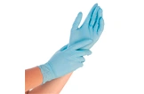 Nitrilhandschuhe blau, puderfreie Einweghandschuhe für medizinische Anwendungen und Hygiene, werden an der Hand angezogen, Artikelnummer 12345