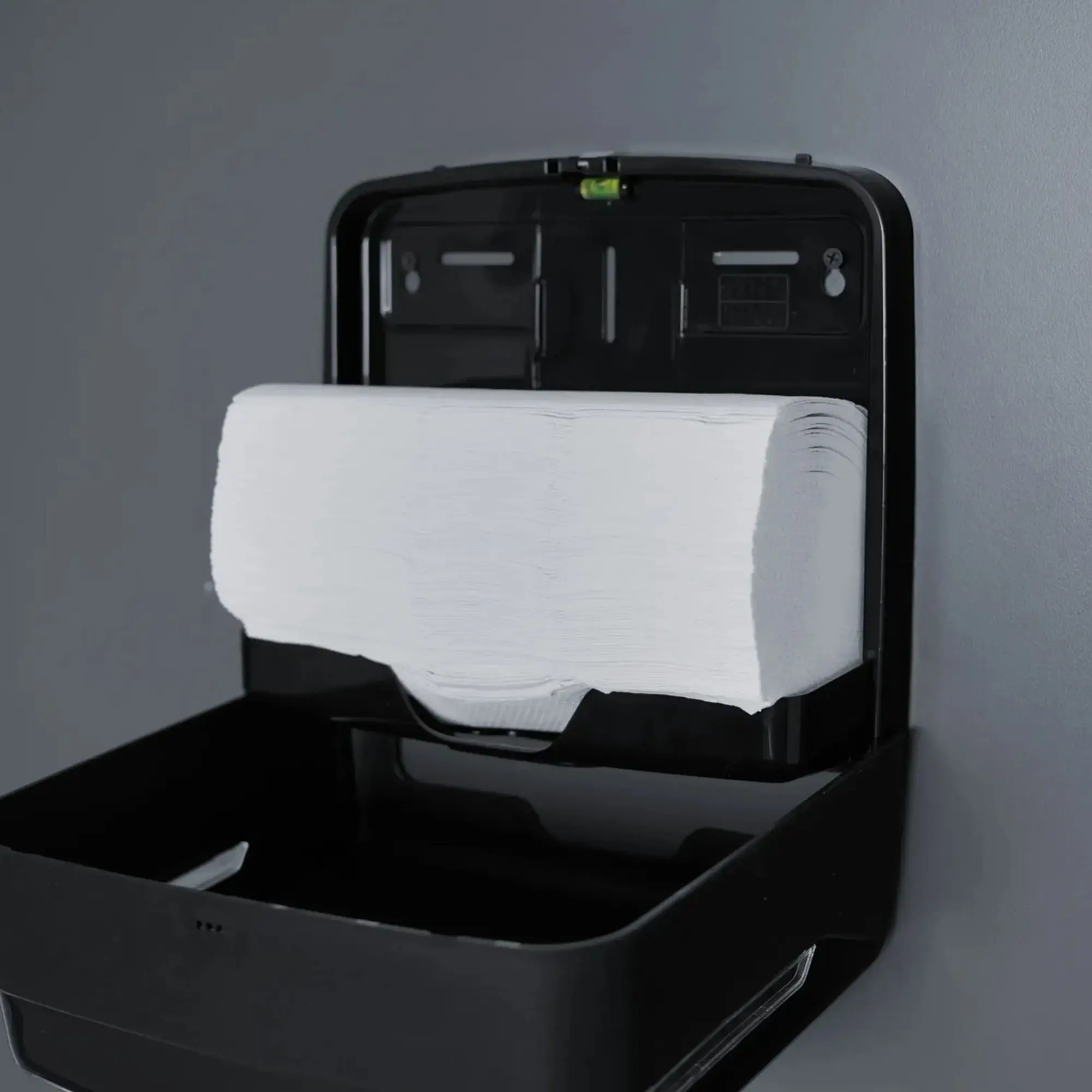 SEMYtop Handtuchspender Mini, Interfold in Schwarz, geöffnet und mit weißen Interfold-Handtüchern befüllt, eleganter Hygienespender für Sanitärbereiche, 300 Blatt