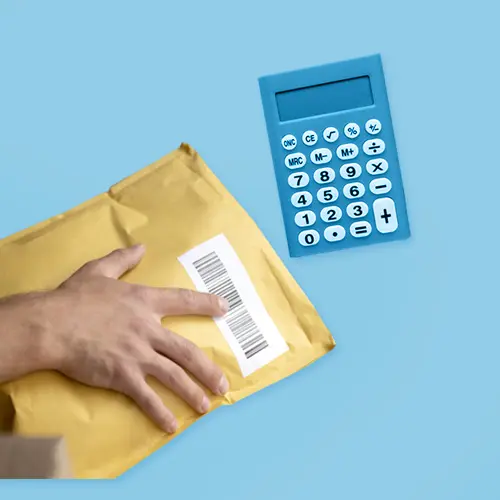 Kleiner Taschenrechner und Hand mit Paket