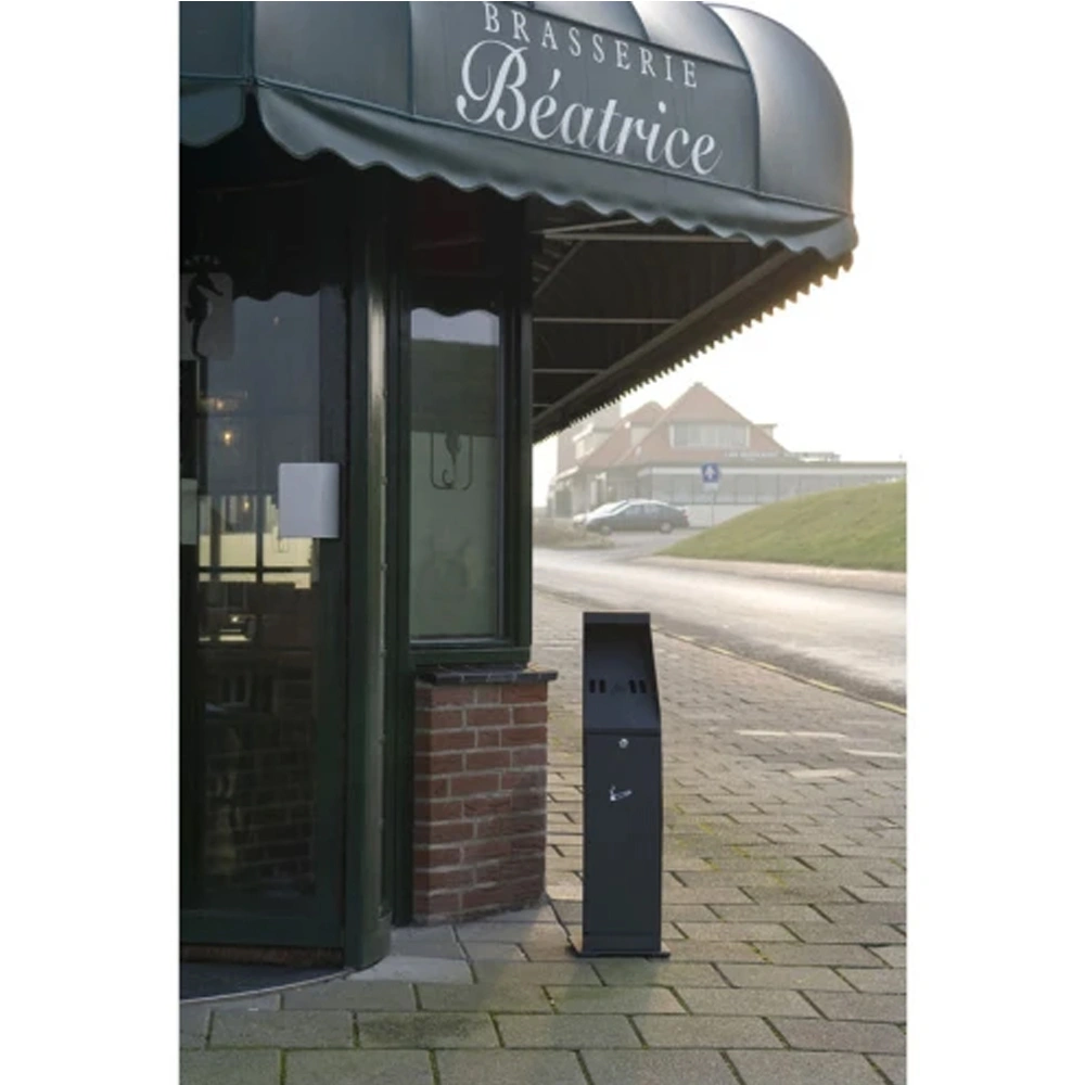 V-Part Aschenbecher freistehend aus schwarz-pulverbeschichtetem Stahlblech, abschließbarer Outdoor-Standascher vor einem Gastronomieeingang, wetterfest und zur Bodenbefestigung geeignet, Artikelnummer 31043774