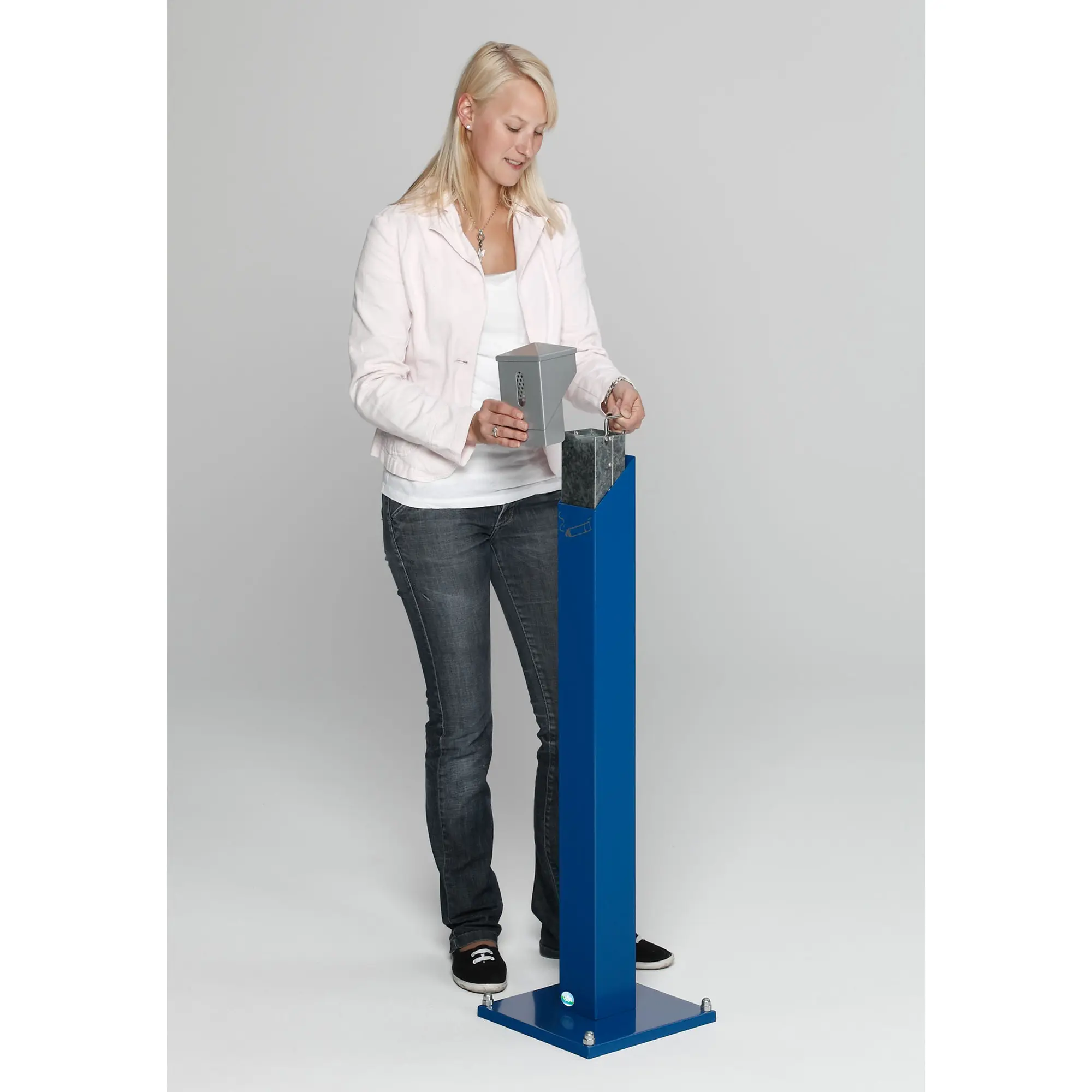 VAR Ascher-Standsäule SG 105 E eckig von VAR, schlanker blauer Standascher aus pulverbeschichtetem Stahl mit abnehmbarem Kopfteil und herausnehmbarem 2-Liter-Einsatz, Artikelnummer SG105E