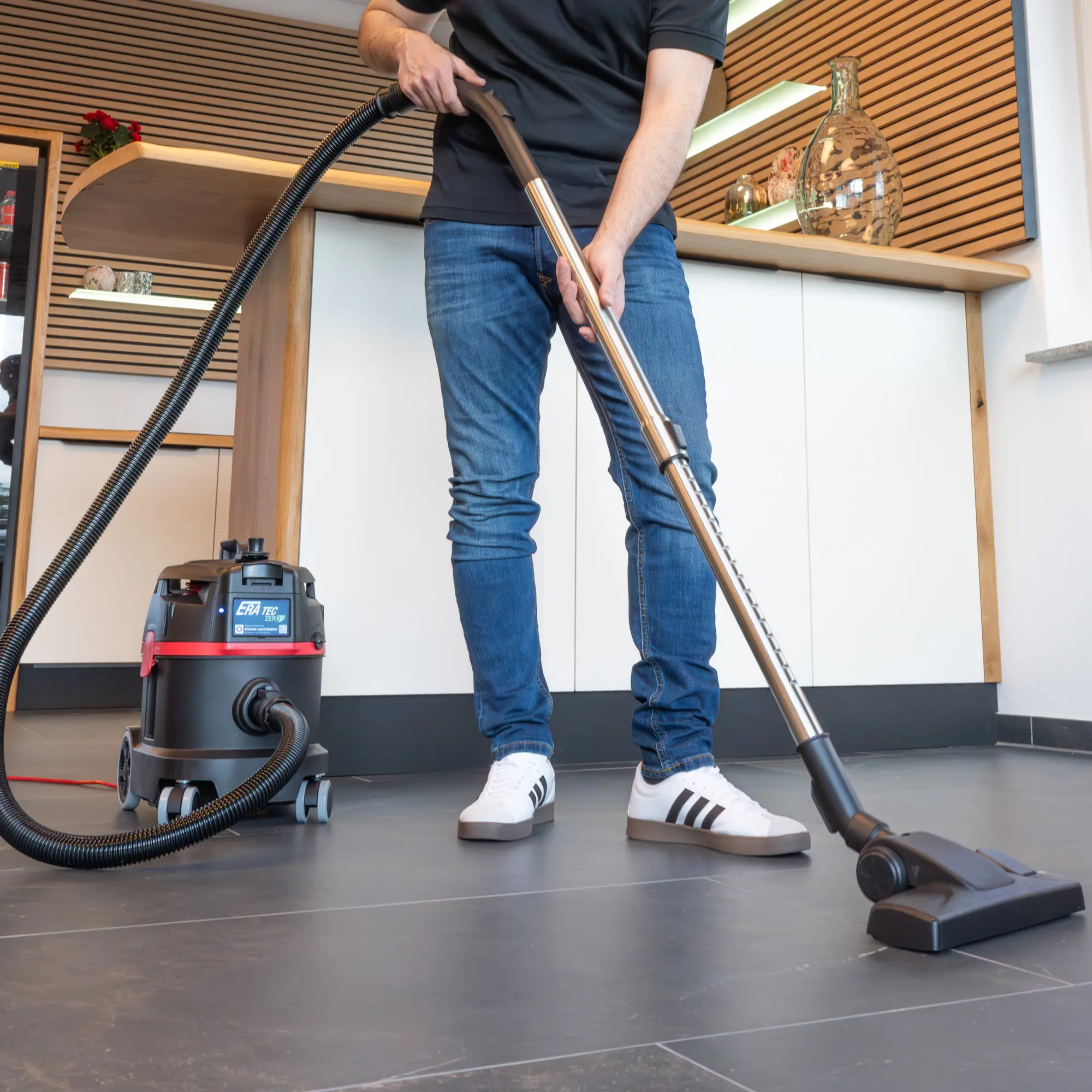 Sprintus Staubsauger ERA TEC ZERO im Einsatz beim Saugen eines Hartbodens, leiser Profi-Trockensauger mit HEPA13 Filtersystem für allergikerfreundliche Reinigung in Büro und Objekt