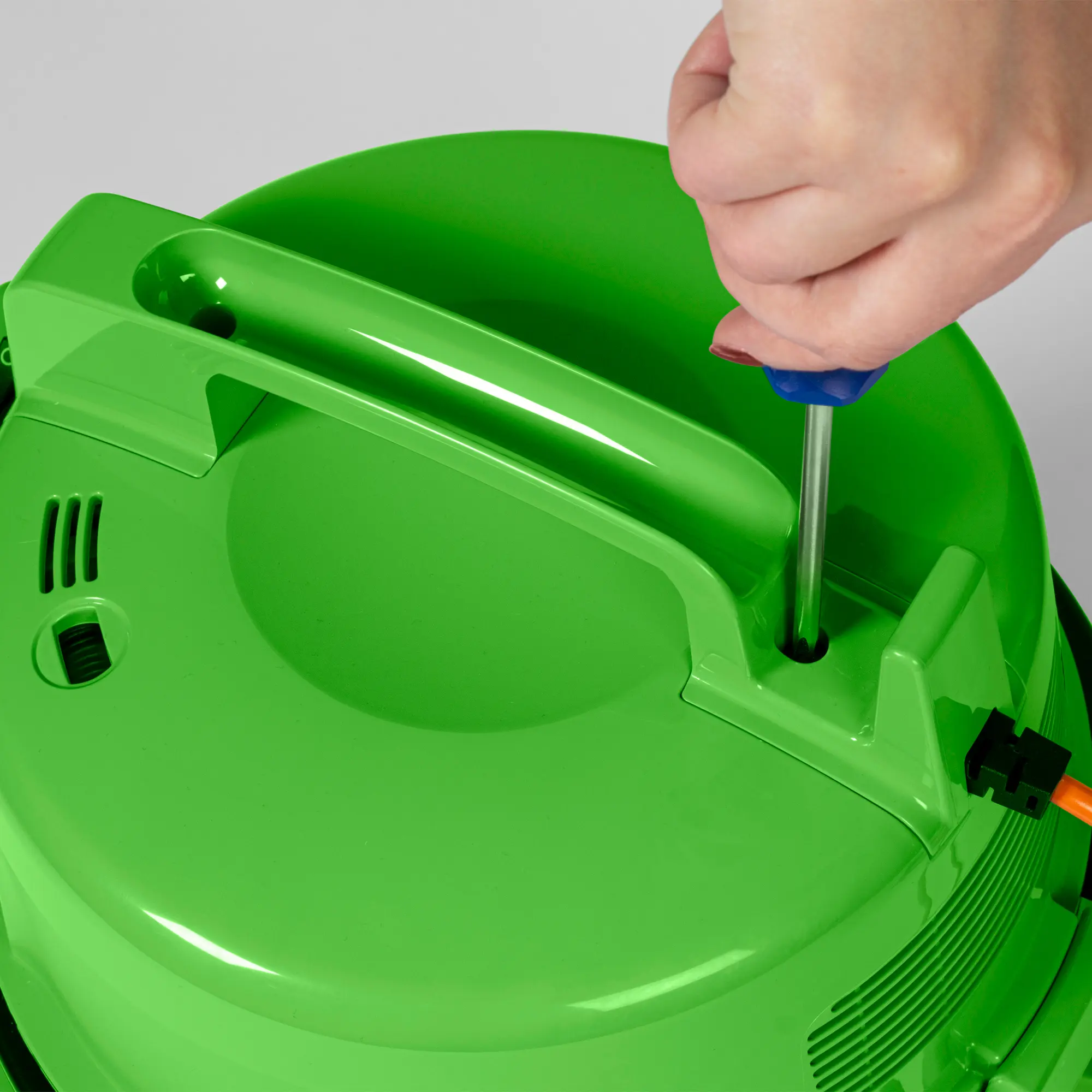 Hitachi Staubsauger CV-400 PRO in Grün mit 880 Watt Powermotor, beutellosem Filtersystem, robustem Kunststoffgehäuse und orangefarbenem Netzkabel