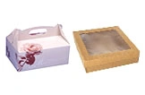 Kuchenverpackung mit Rosenmotiv und Tragegriff neben quadratischer Geschenkschachtel mit transparentem Sichtfenster, ideal für Kuchen und Gebäck, Art.-Nr. 12345