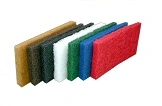 Scheuerschwamm Set, verschiedene farbige Reinigungspads für Küche und Haushalt, nebeneinander angeordnet, Artikelnummer 001