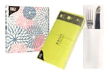 Duni Servietten und Bestecktaschen Set mit gemusterten Papierservietten, gelbem Serviettenpack und weißer Bestecktasche mit Besteck, Artikelnummer 0000