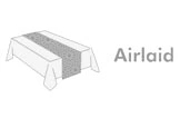 Airlaid Tischläufer grau auf gedecktem Tisch, ideal für stilvolle Tischdekoration in Gastronomie, Hotellerie und Events, Artikelnummer 106162