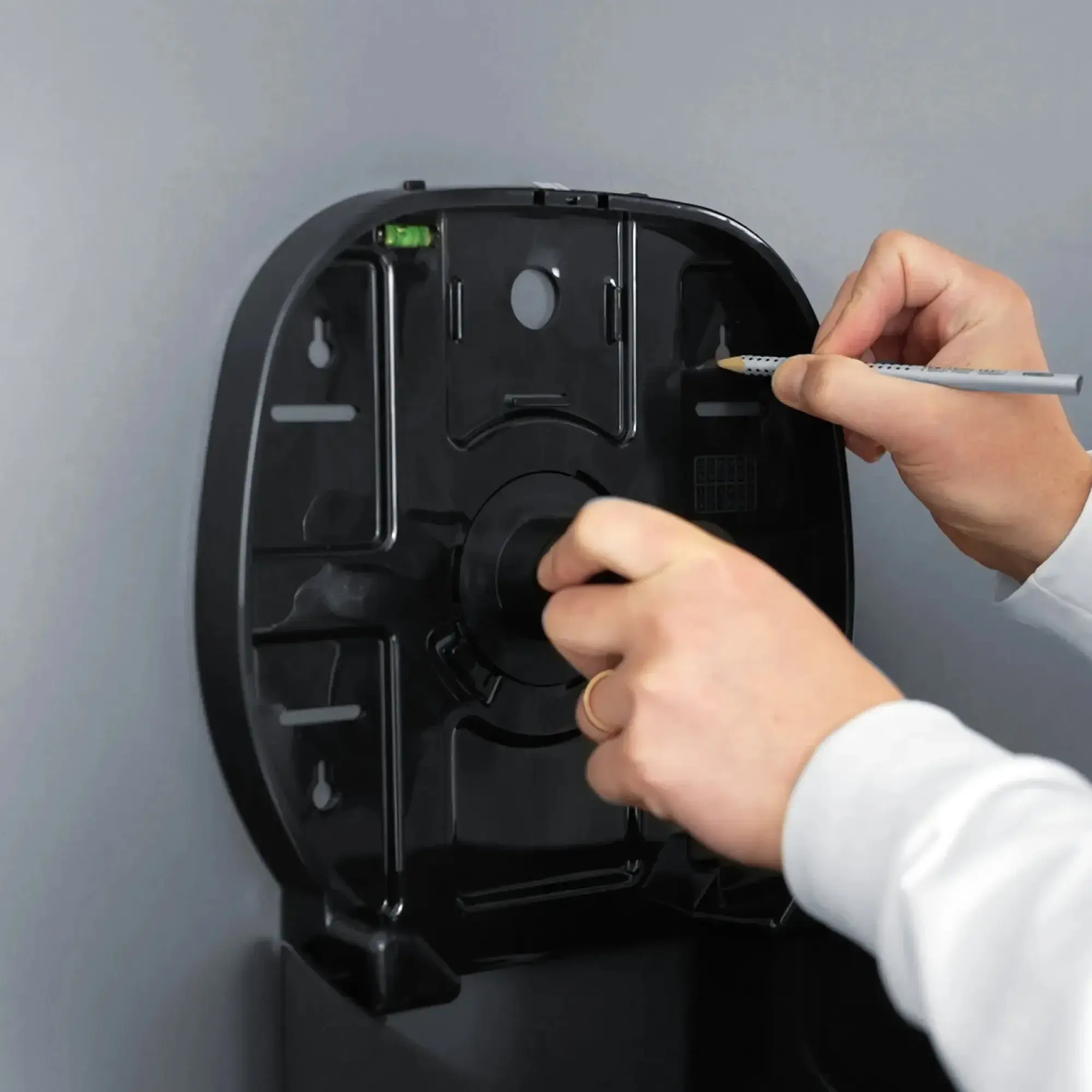 SEMYtop Jumbo Toilettenpapierspender bis Ø25 cm aus robustem ABS-Kunststoff, Rückseite bei der Wandmontage im Waschraum mit Markierung der Bohrlöcher