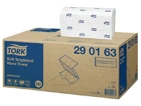 Tork Soft Einweg-Handtuch, gefalzte weiße Papierhandtücher in Großpackung für Spendersysteme, Karton mit geöffneter Packung, Artikelnummer 290163