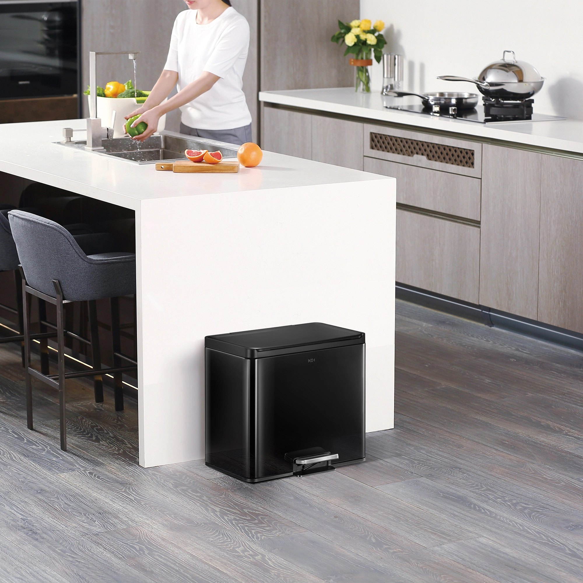 EKO Essential 2 Recycler Treteimer 3 x 9 Liter Klappdeckel Edelstahl mit Pedal, schwarzer Recycling-Mülleimer mit 3 Inneneimern in platzsparender Küche, Artikelnummer: 90809300