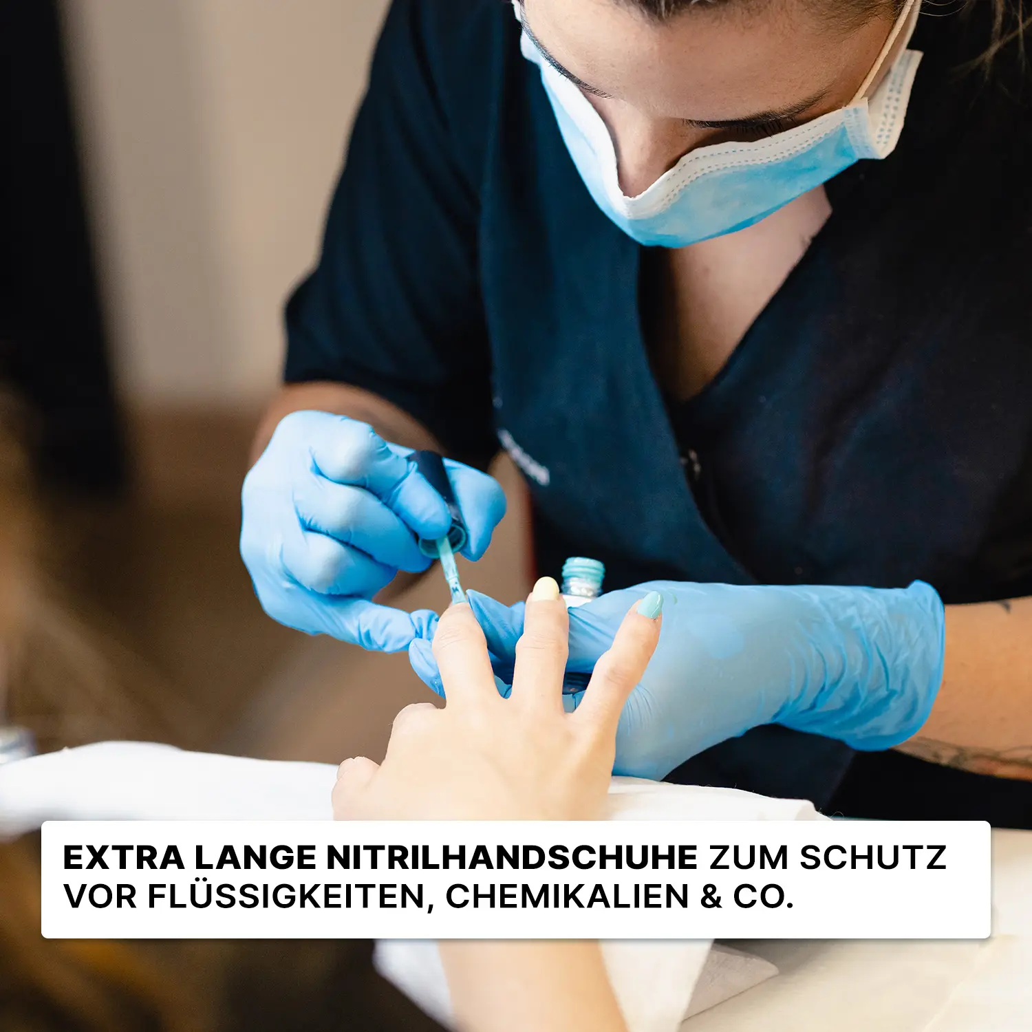 ARNOMED XTRA LONG NITRIL BLUE Nitrilhandschuhe blau puderfrei, extra lange Nitrilhandschuhe mit Rollrand beim Einsatz in der Nagelpflege, idealer Schutz vor Flüssigkeiten und Chemikalien, VE 100 Stück