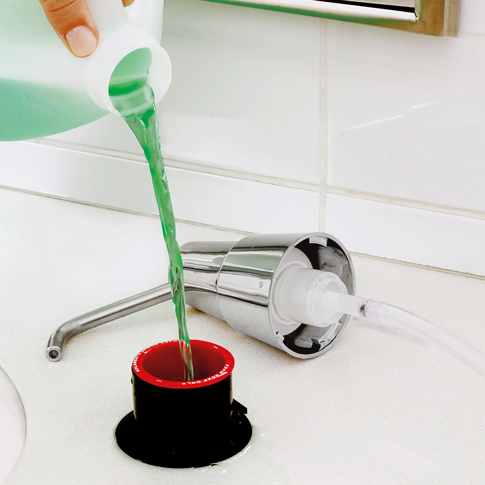 Bobrick B-823 Schaumseifenspender zur Waschtischmontage 1000 ml mit langem Auslaufhahn und Nachfüllflasche, manueller Schaumausgabe, Artikelnummer B-823