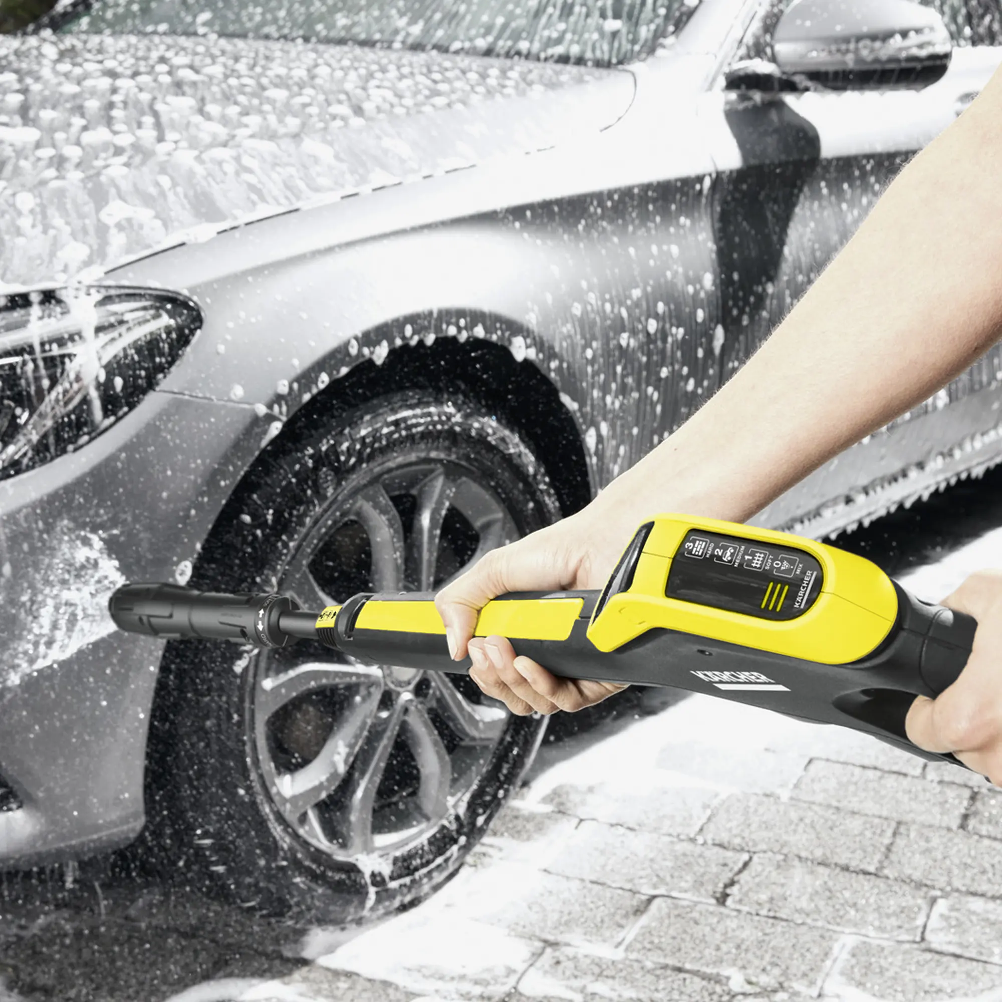 Kärcher K 4 Power Control Flex Hochdruckreiniger mit G 160 Q Power Control-Pistole und PremiumFlex-Schlauch beim Reinigen eines Autos, 3 Druckstufen, Art.-Nr. 1.324-030.0