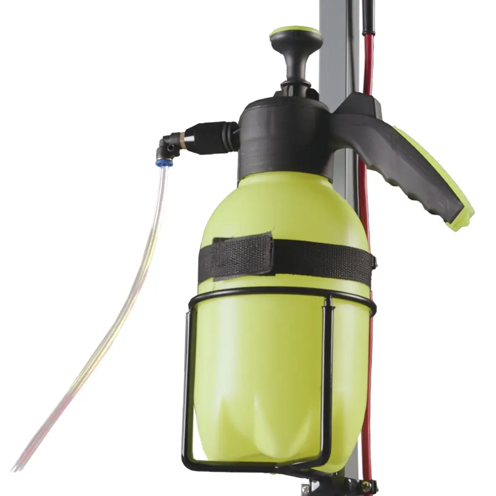 Sprintus Exzenter-Einscheibenmaschine EEM 13 R mit montiertem Sprühtank zur effizienten Reinigung kleiner Flächen, Nischen und Ecken auf Hartböden und Teppichböden