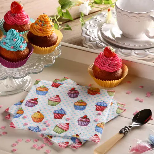 PAPSTAR Servietten, 3-lagig 1/4-Falz 33 x 33 cm "Cupcakes" mit buntem Cupcake-Dekor, ideal für Geburtstage und Kaffeetafel, FSC-zertifiziert, Artikel 82736