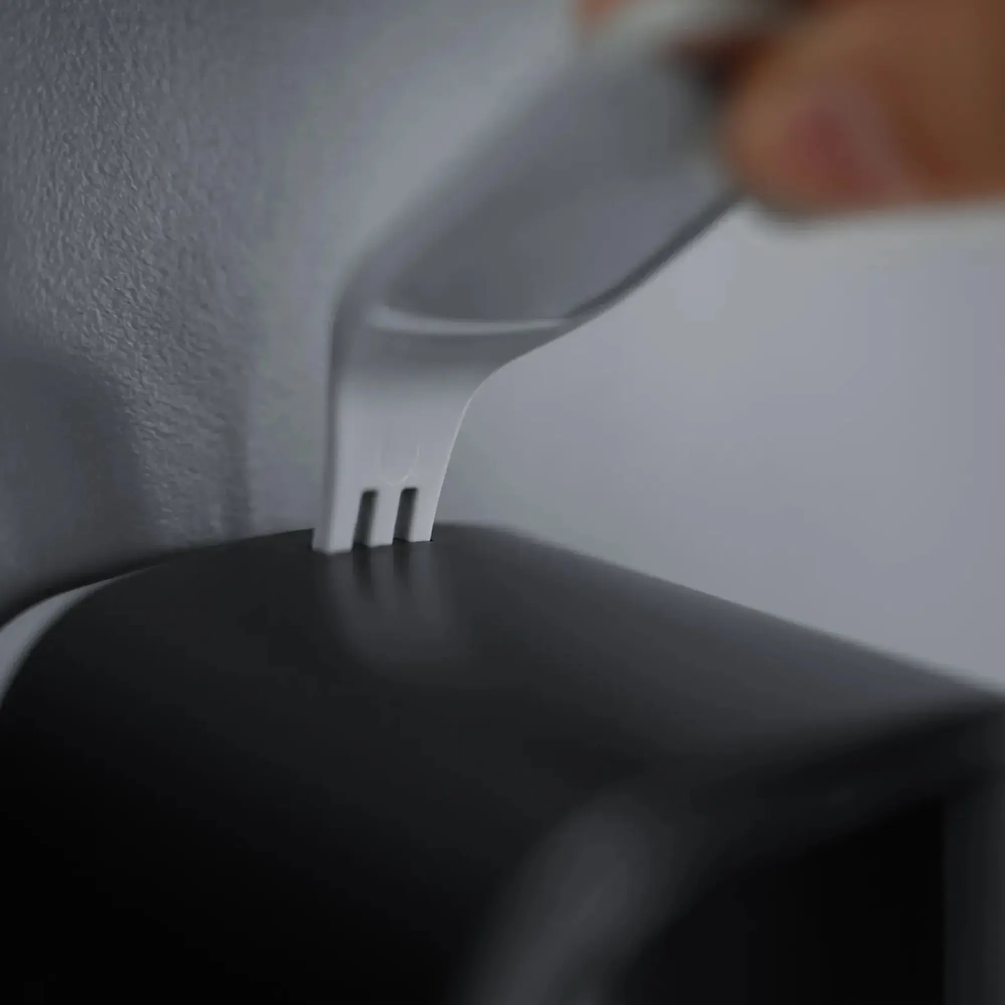 SEMYtop Dusch- u. Badspender 350 ml Kunststoff, schwarze Ausführung aus der Black & White Serie, nachfüllbarer Wandspender für Dusche und Bad