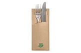 BIO Zelltuch Bestecktasche aus Kraftpapier mit grünem Recyclingzeichen, befüllt mit Messer und Gabel, Artikelnummer 10462