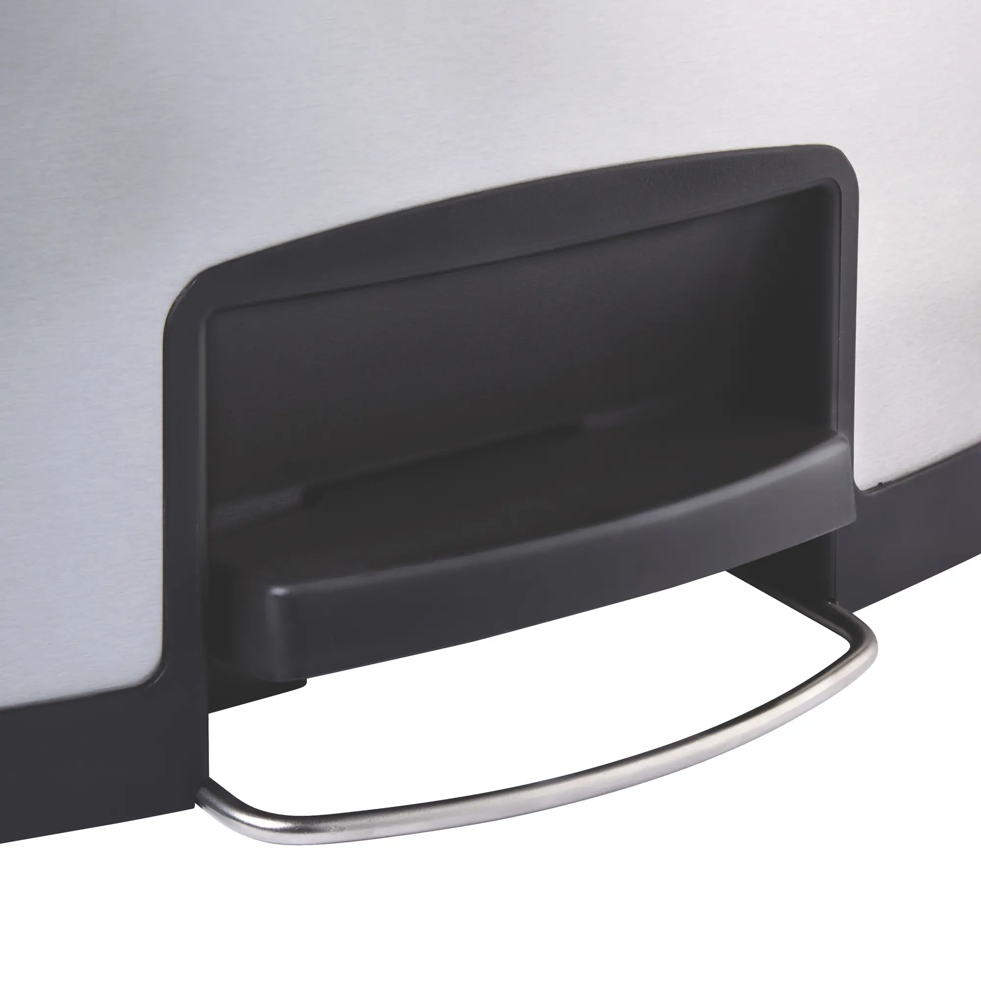 Rubbermaid Slim Jim Step on Edelstahl Abfallbehälter 30 Liter Front Step mit robustem Fußpedal und leisem Schließmechanismus, ideal für kleine Stellflächen