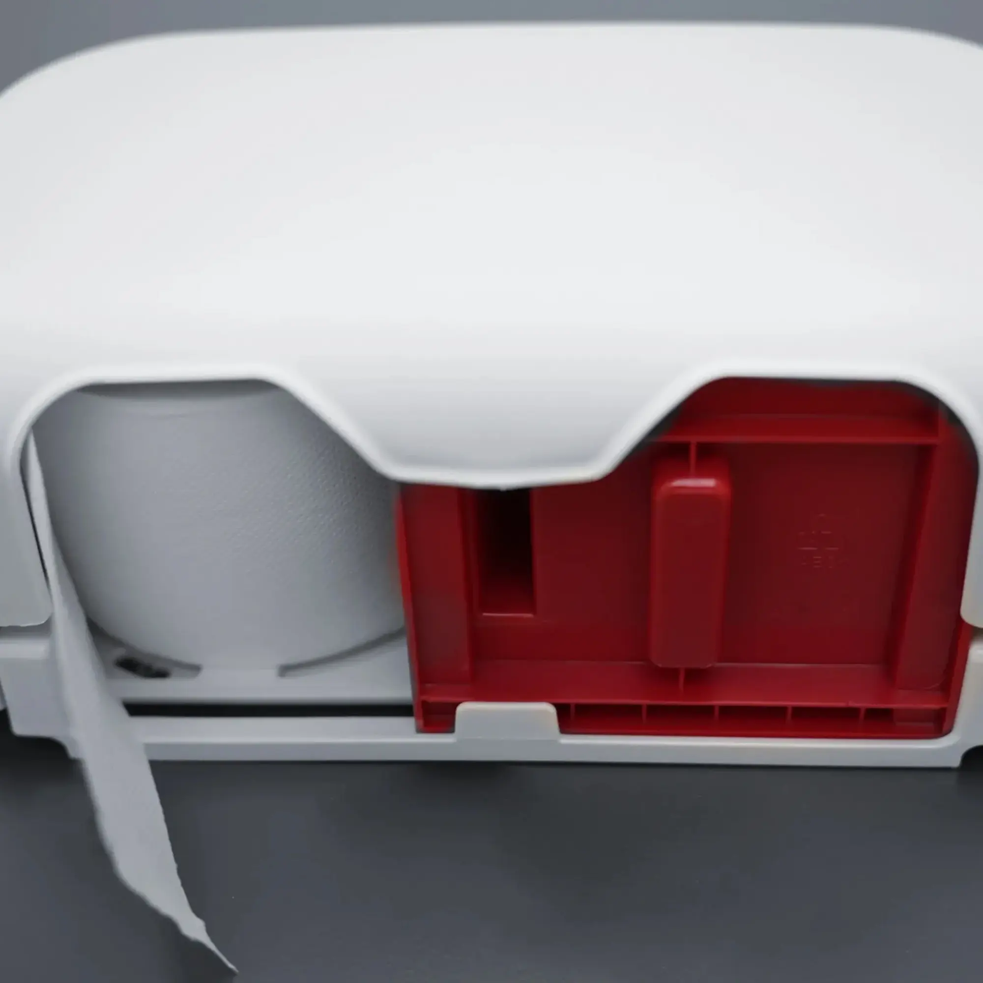 SEMYtop Toilettenpapierspender für 2 Rollen kernlos aus robustem Kunststoff, Frontansicht mit eingelegter kernloser Rolle und roter Innenmechanik, ideal für stark genutzte Sanitärbereiche, Art.-Nr. ST-TP2K