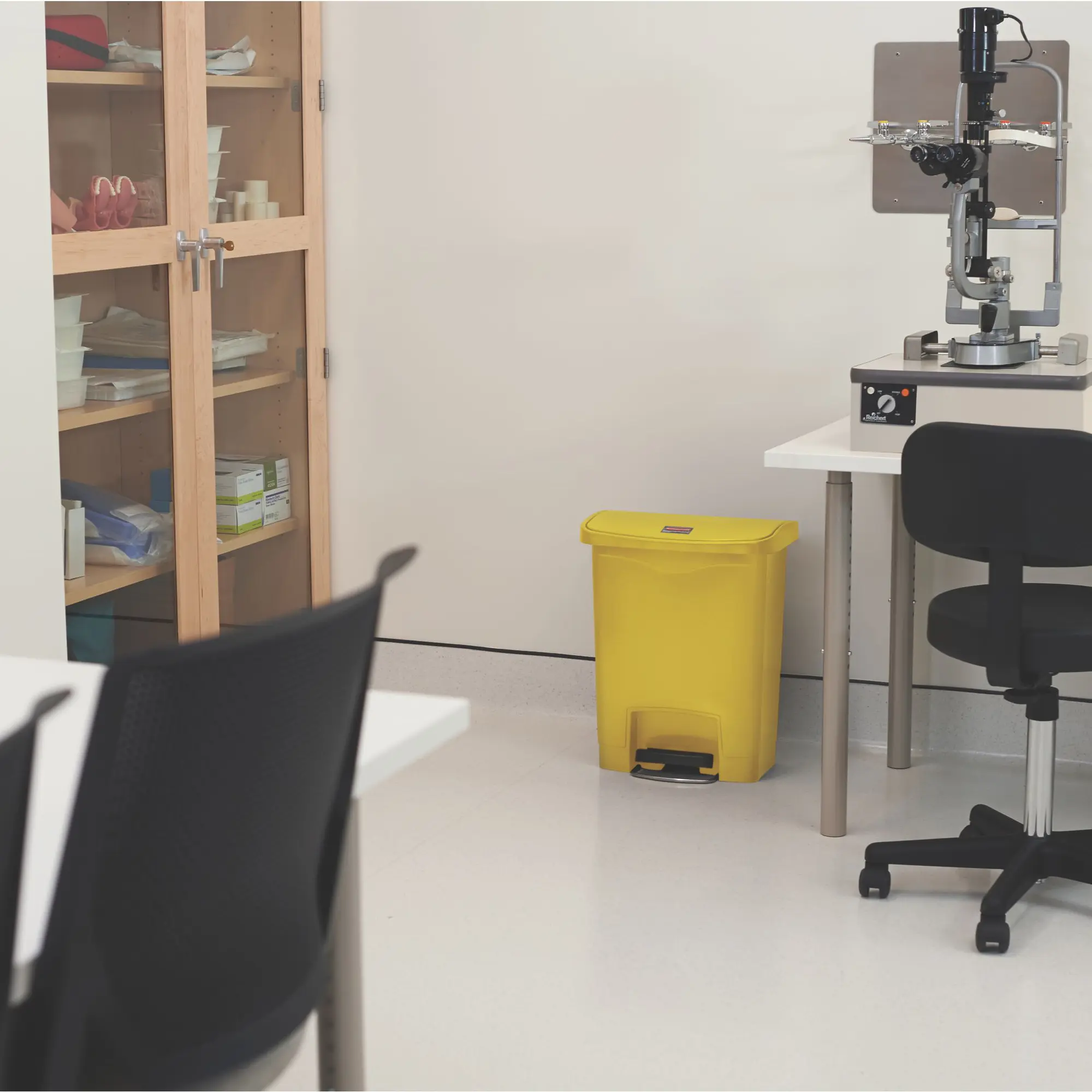 Rubbermaid Slim Jim Step on Abfallbehälter 30 Liter Front Step in Gelb mit stabilem Fußpedal und geräuscharm schließendem Deckel, Art.-Nr. FG1883617