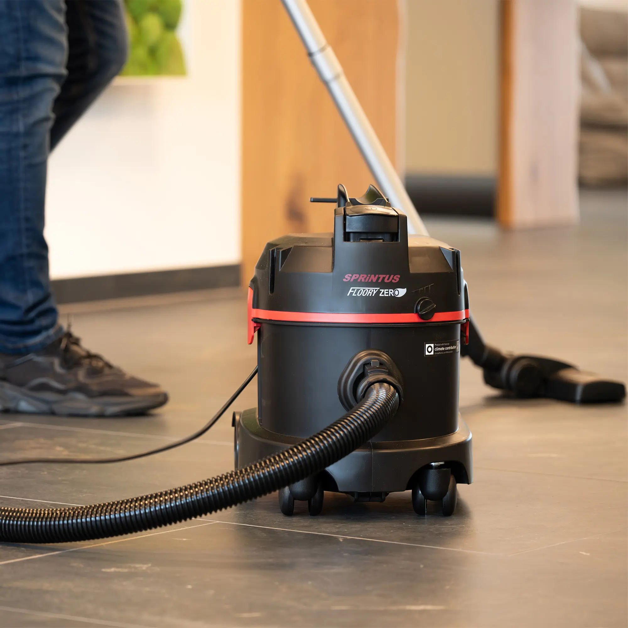 Sprintus Floory ZERO Staubsauger, kompakter und wendiger Trockensauger mit Drehregler zur Saugkraftregulierung für Hartböden und Teppiche