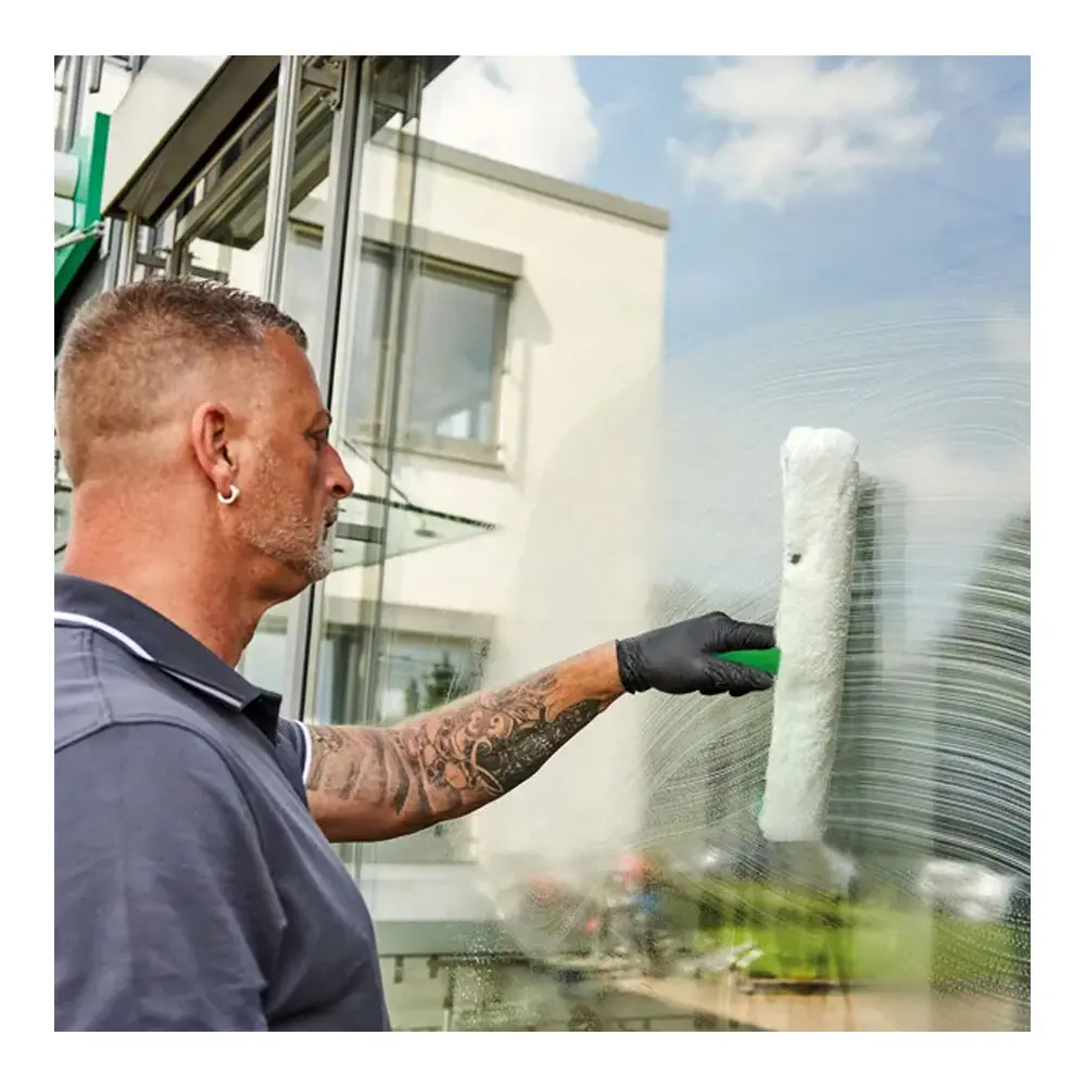 Unger PRO Starter Set 2in1 Glasreinigungsset, 2-teilig von Unger im Einsatz, professioneller Reiniger wäscht große Glasfläche mit Einwascher für streifenfreie Fensterreinigung