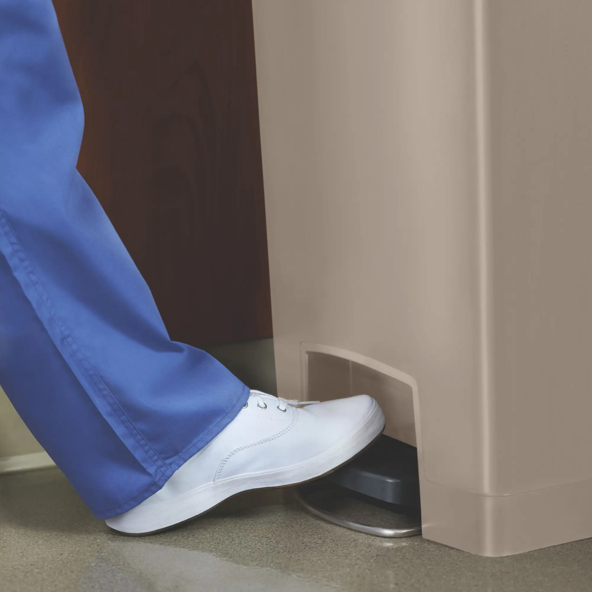 Rubbermaid Slim Jim Step on Abfallbehälter 50 Liter Front Step mit stabilem Fußpedal und geräuscharmem Deckel, schmaler Tretmülleimer für hygienische Abfallentsorgung