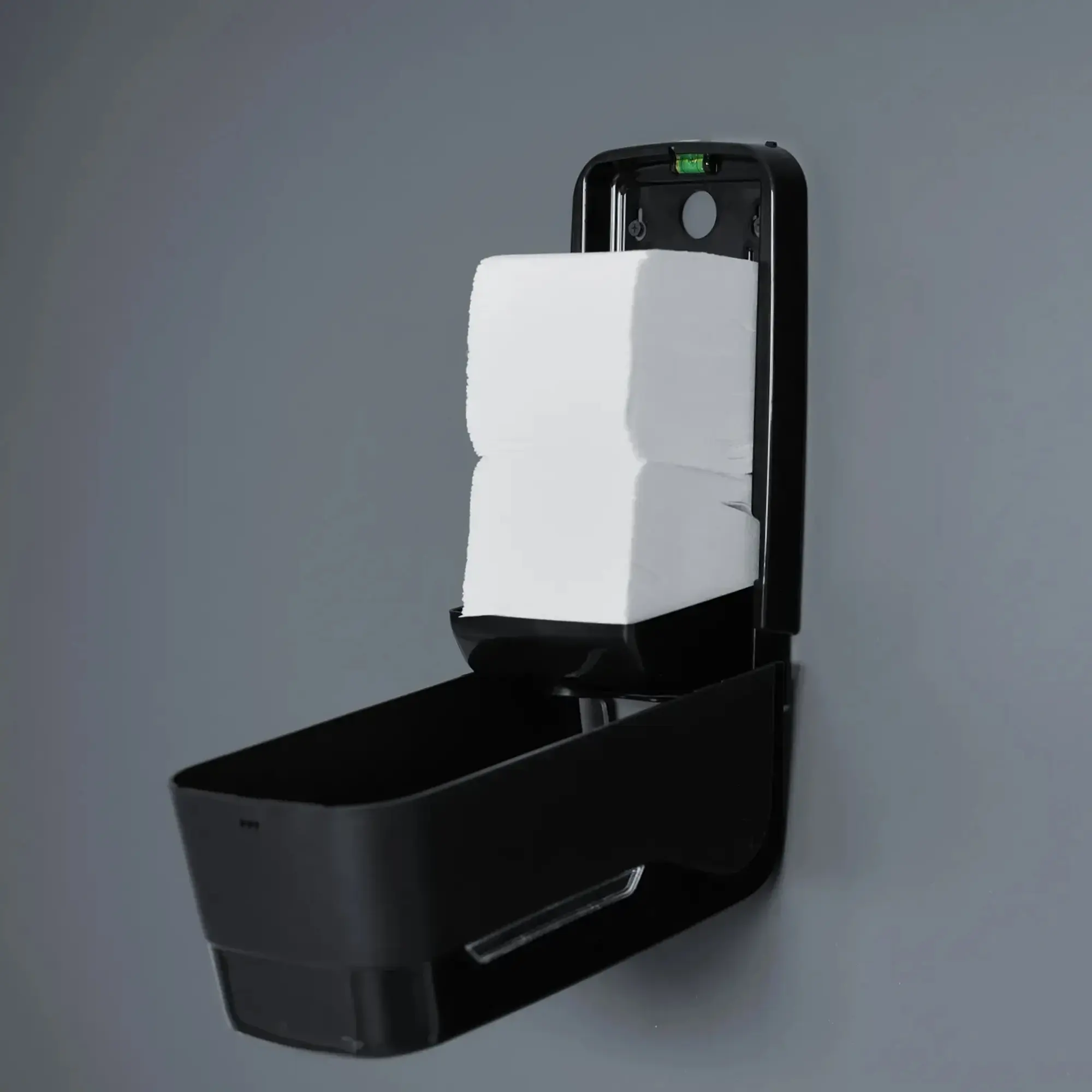 Schwarzer Wandseifenspender mit schlankem Gehäuse zur Wandmontage, Vorderansicht eines modernen Seifenspenders mit glatter Oberfläche