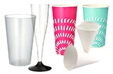 Party Einwegbecher und Trinkkelche, farbige Kunststoffbecher, transparente Sektkelche und weiße Pappkegel für Getränke und Snacks