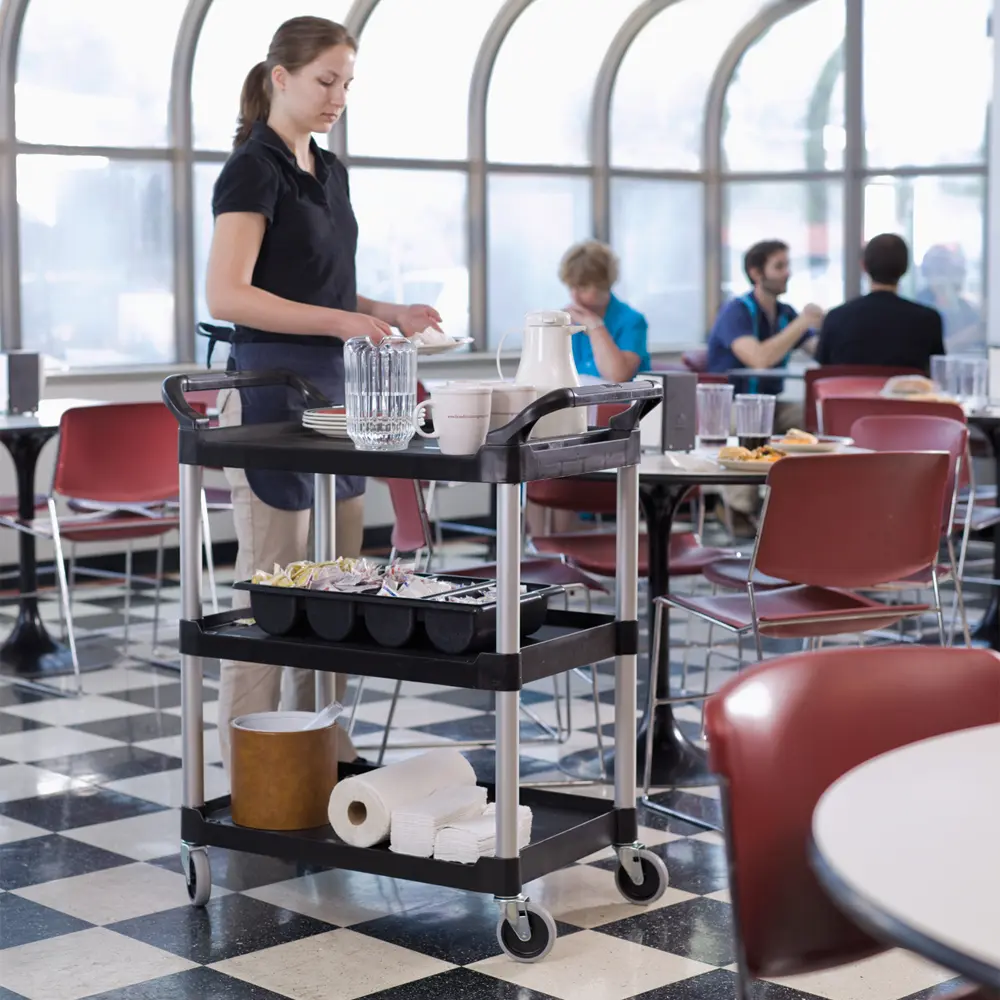 Rubbermaid Service- und Mehrzweckwagen aus Kunststoff und Aluminium mit 3 Etagen, ergonomischen Griffen und vier leisen, abdruckfreien Rollen für Materialtransport in Gastgewerbe und Büro