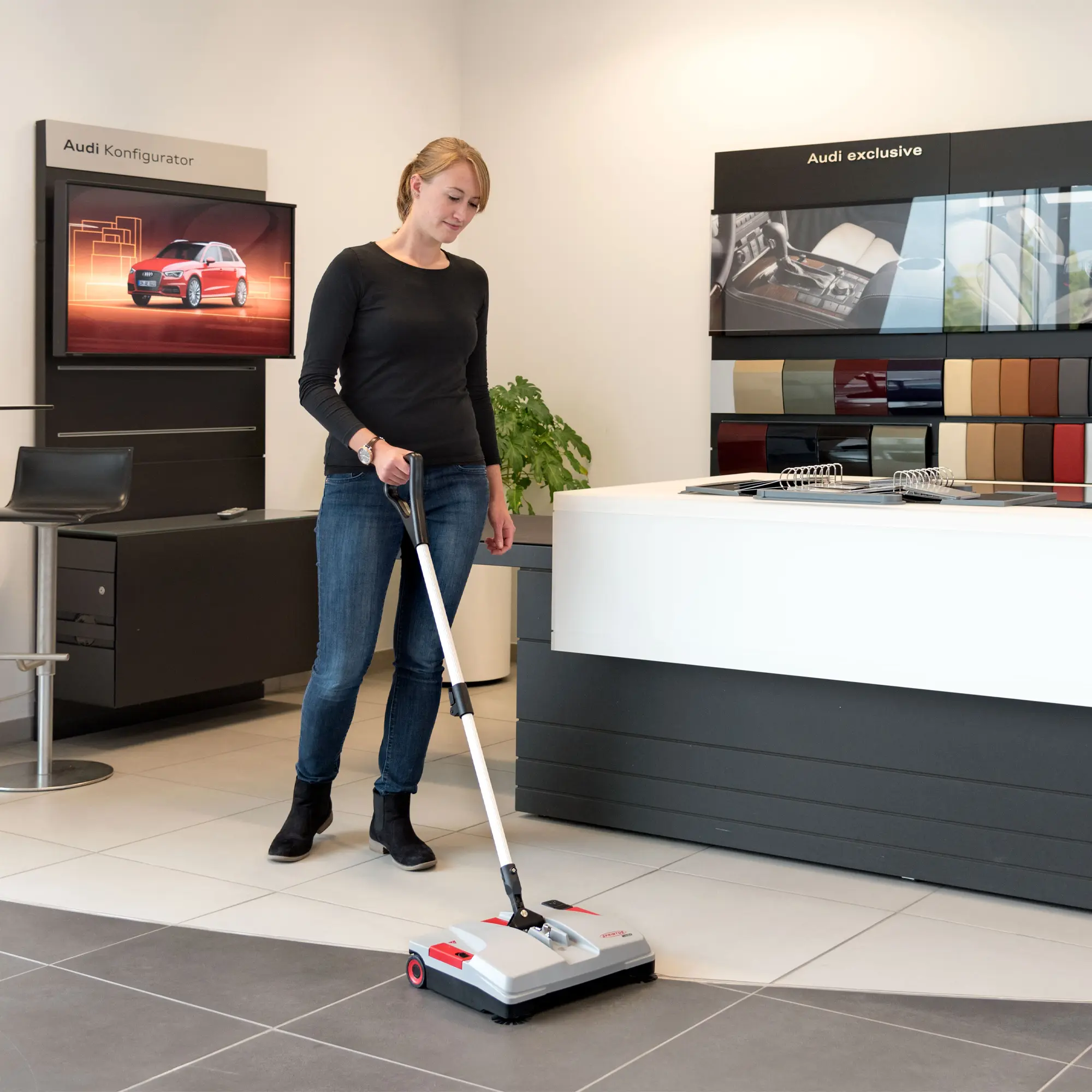 Sprintus Akkukehrmaschine Medusa im Einsatz zur kabellosen Zwischenreinigung von Hartböden in einem Autohaus, leise und handlich für professionelle Anwender