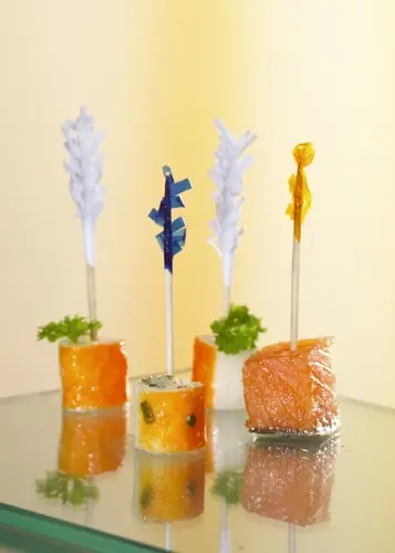 PAPSTAR Deko-Picker 6,8 cm farbig sortiert "Frills" aus Holz, bunte Party-Spieße für Fingerfood, Snacks, Häppchen und Buffet-Dekoration