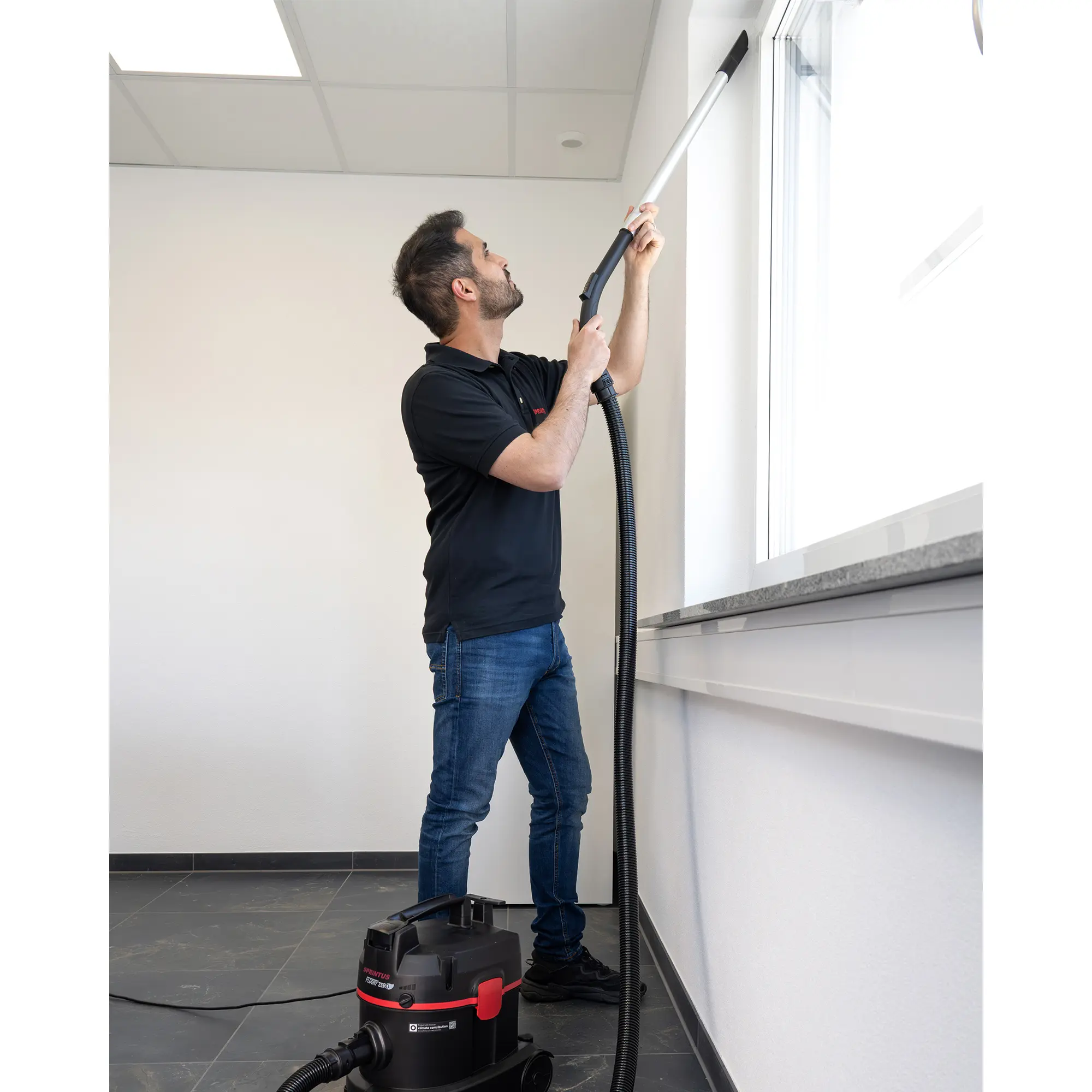 Sprintus Floory ZERO Staubsauger, kompakter und wendiger Trockensauger mit Drehregler zur Saugkraftregulierung für Hartböden und Teppiche